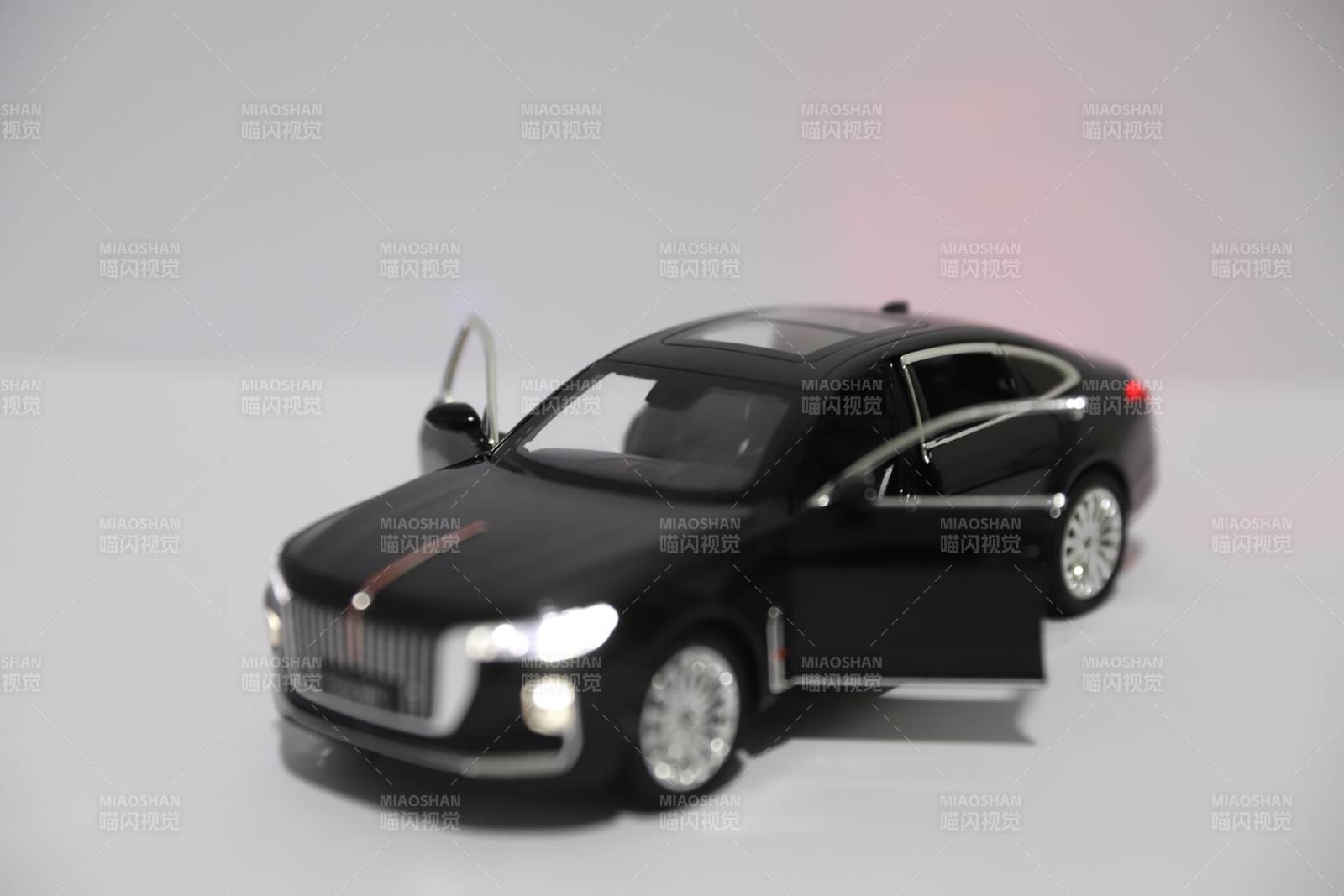 黑色轎車模型展示