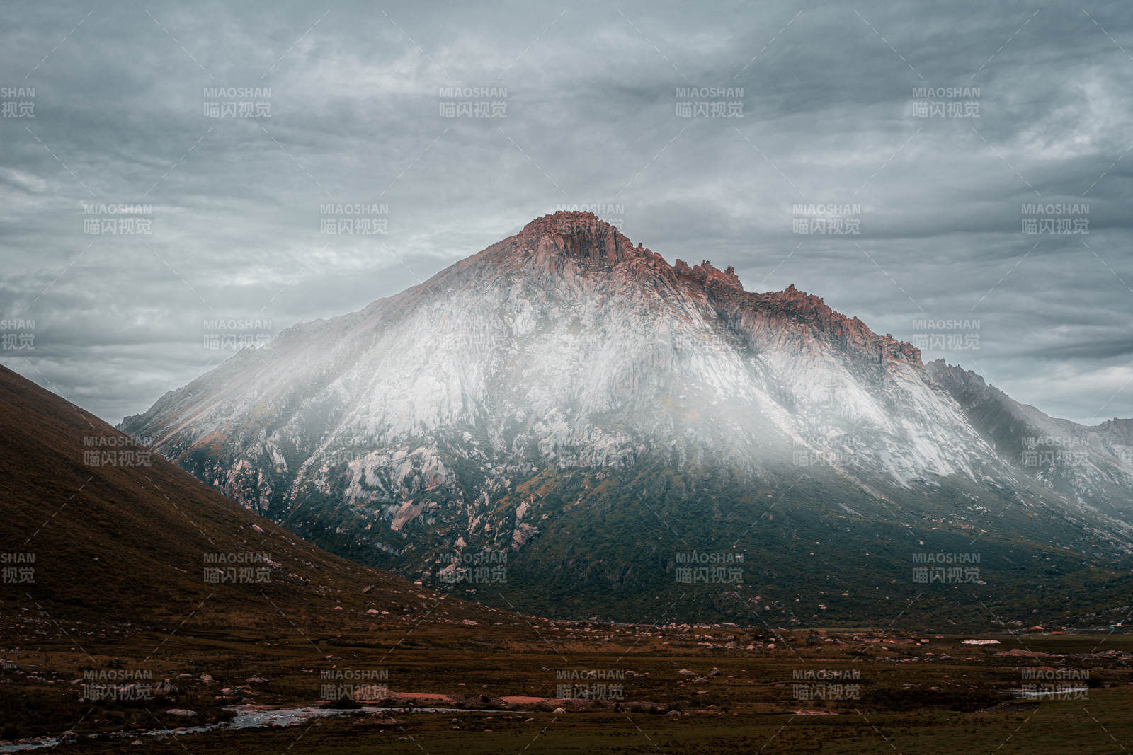 蓮寶葉則雪山云霧繚繞