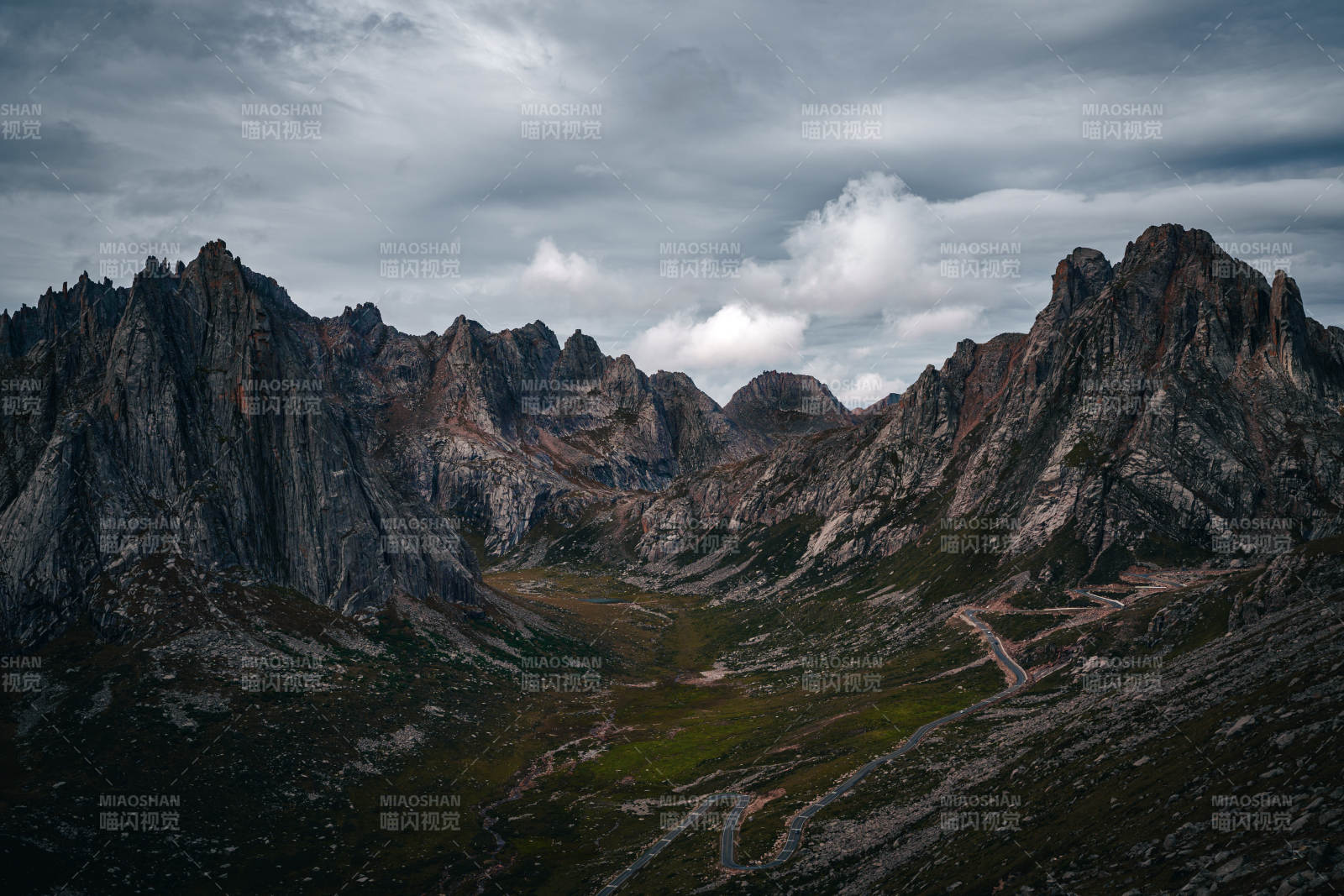 蓮寶葉則巍峨山巒云霧間