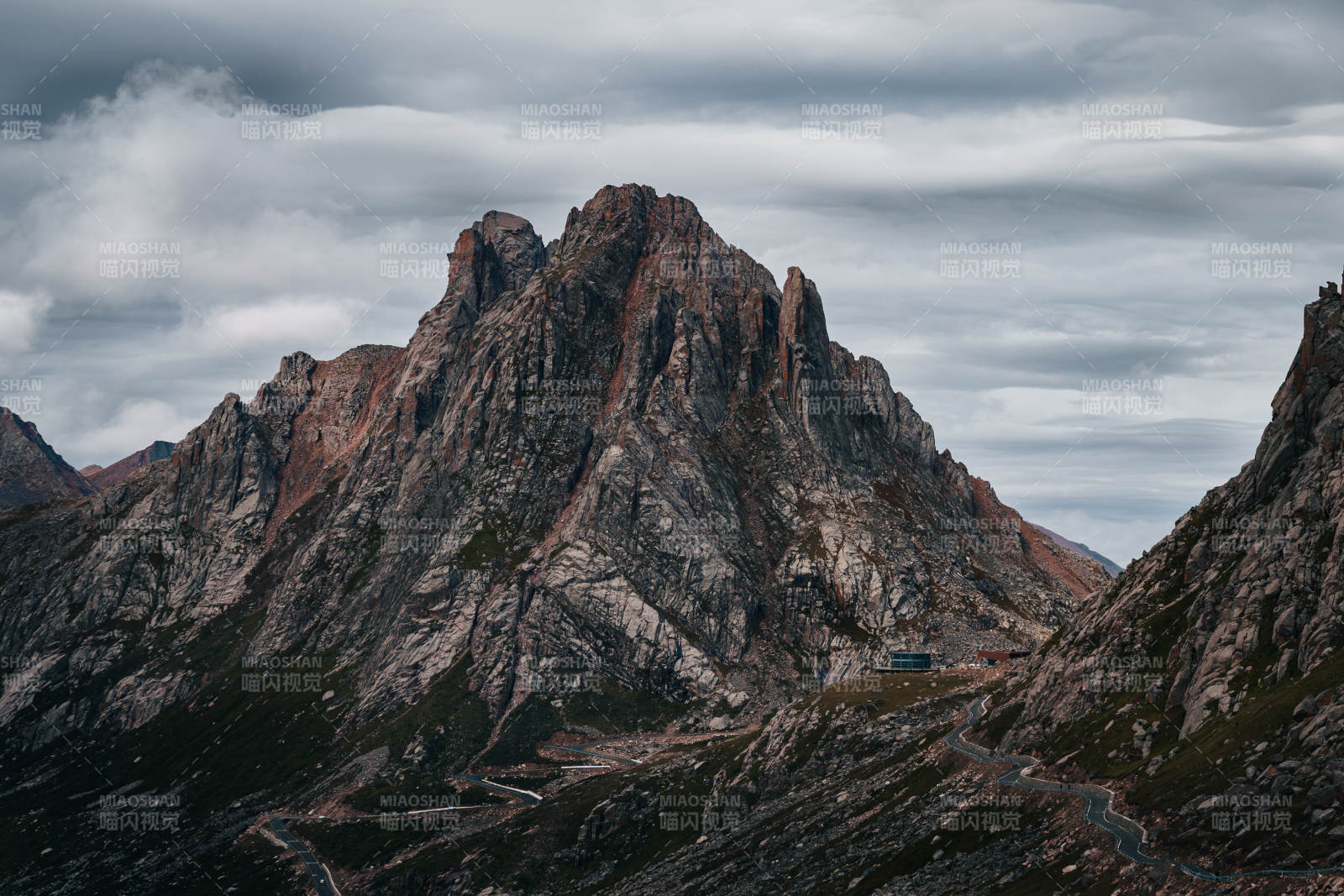 蓮寶葉則巍峨山峰云影間
