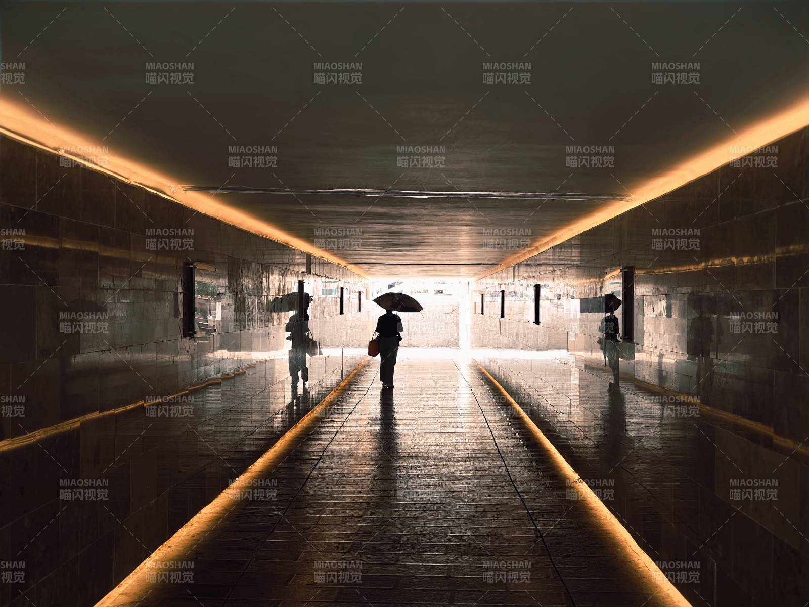 雨夜長廊行影