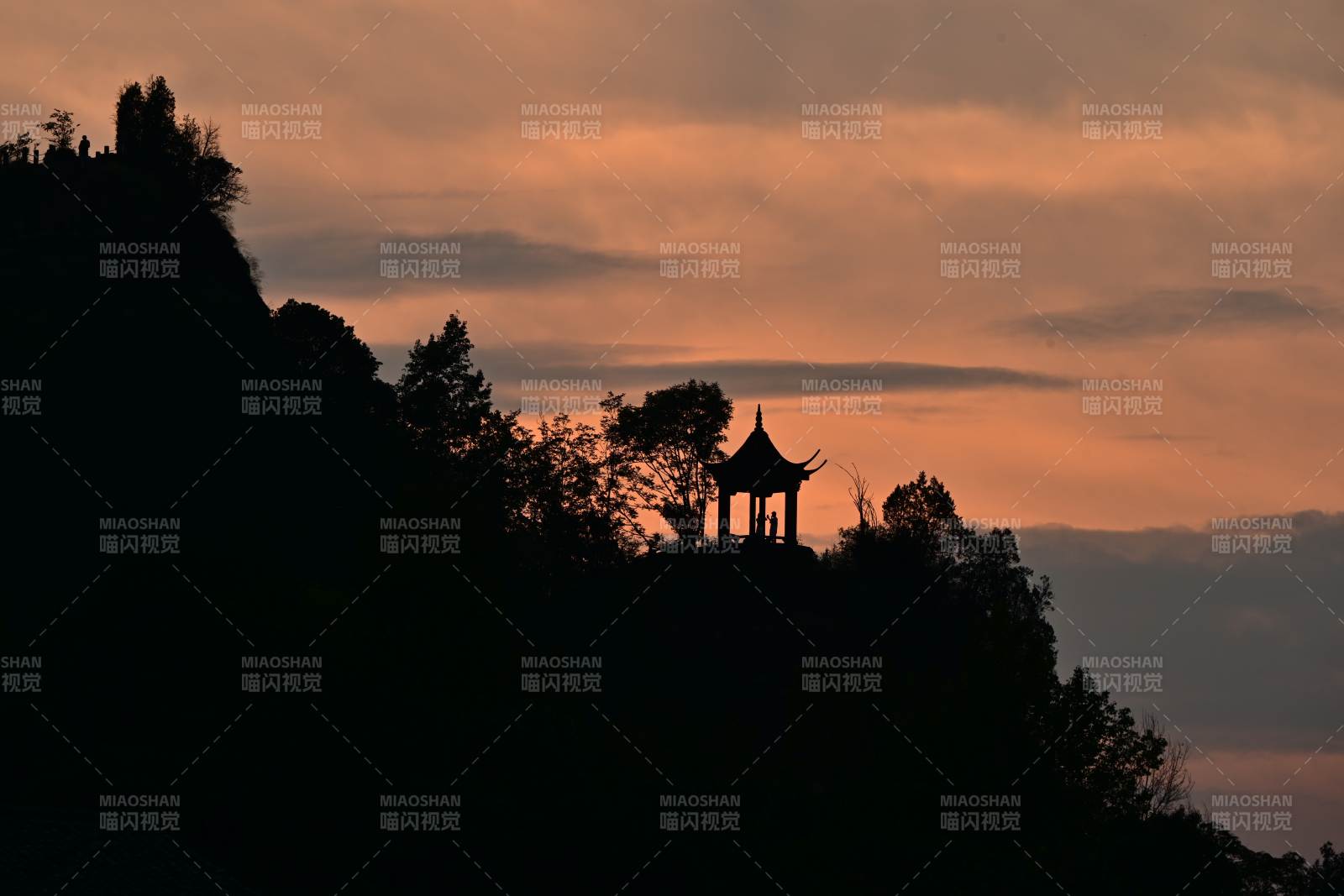 山巔亭影夕陽中