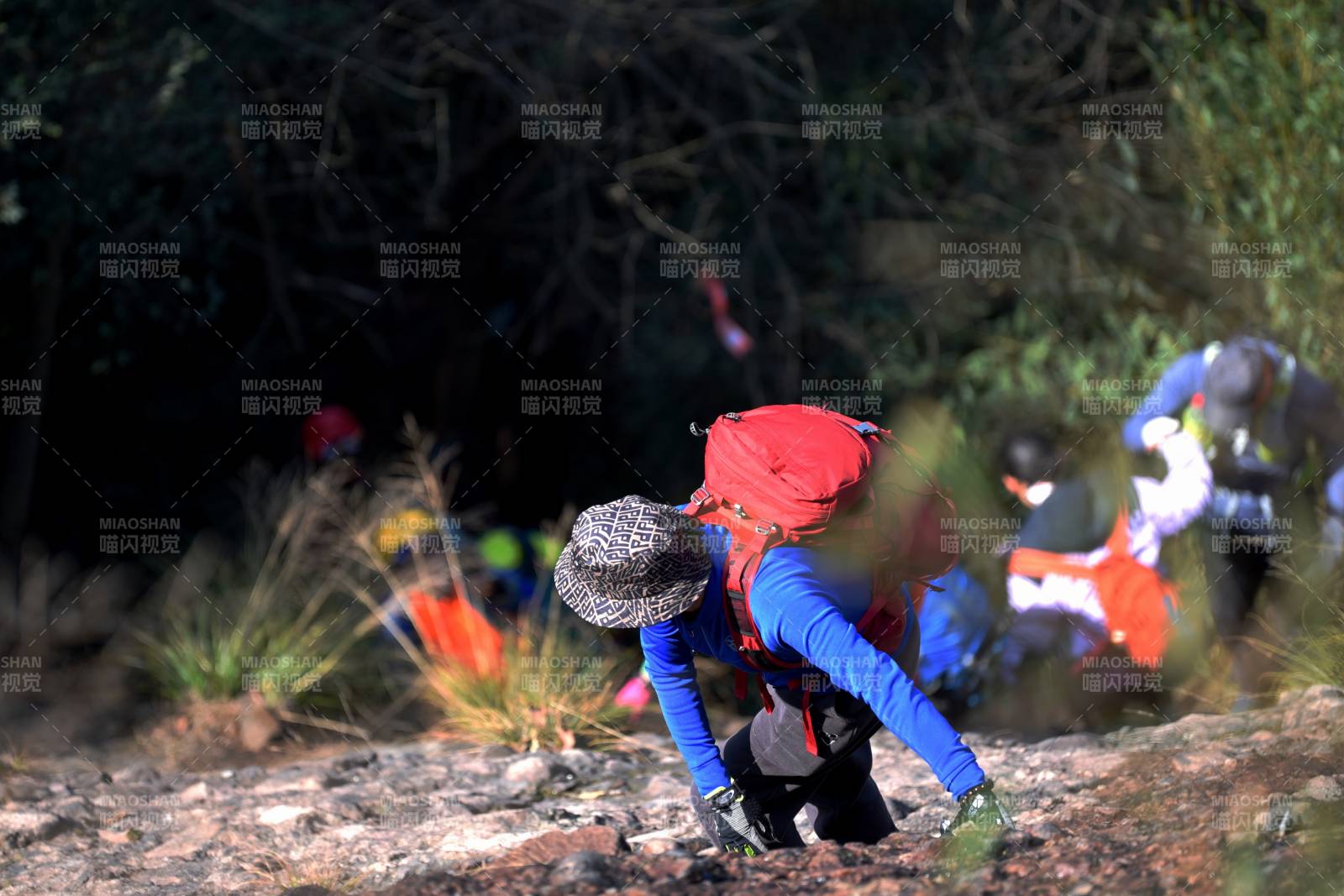 攀巖者奮力向上