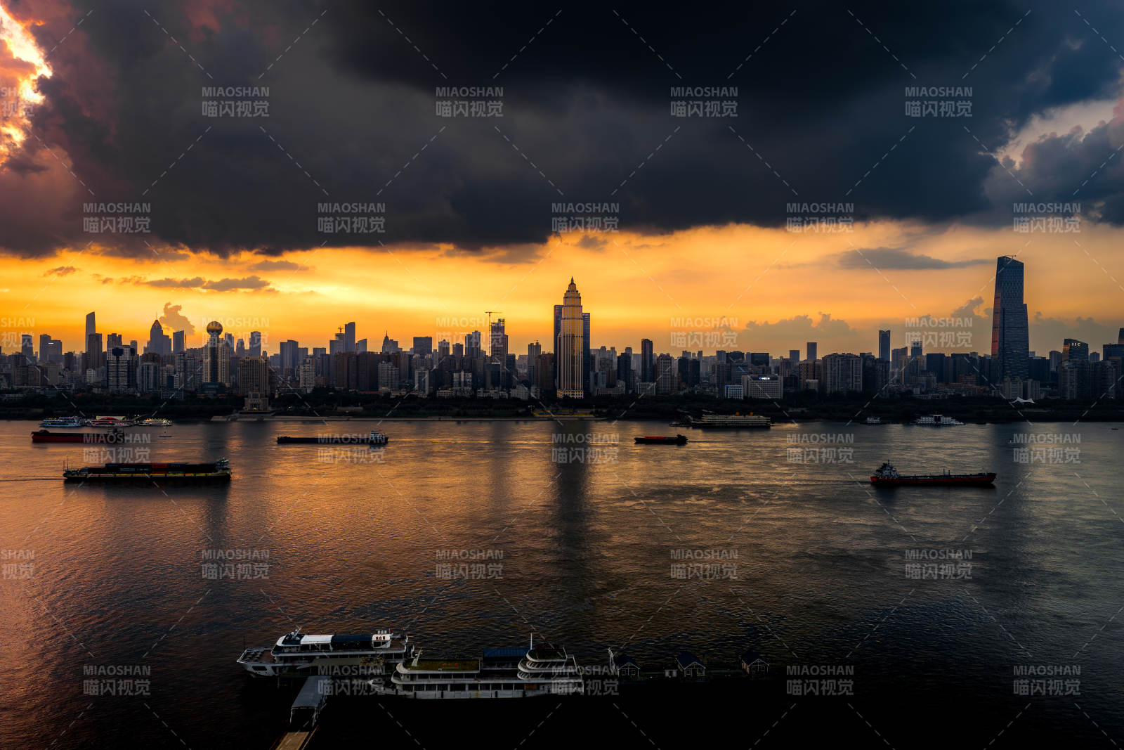 暮色中的武汉天际线