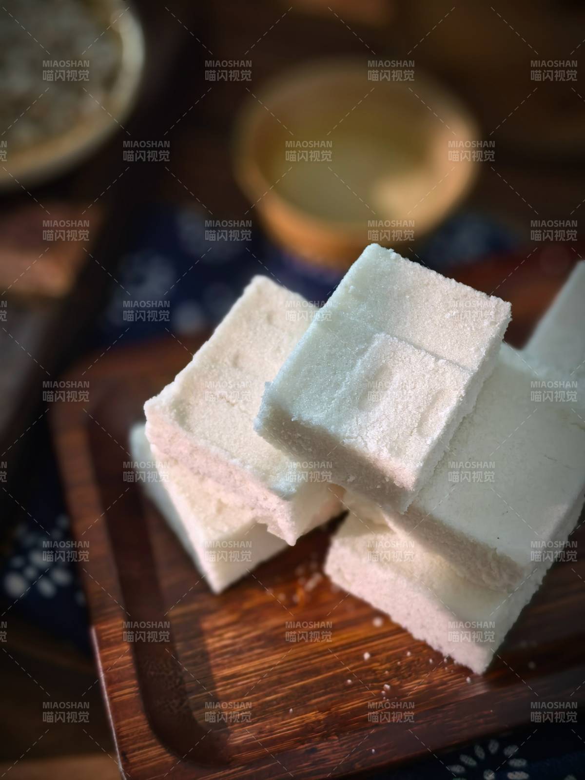 木制托盤里的茯苓糕