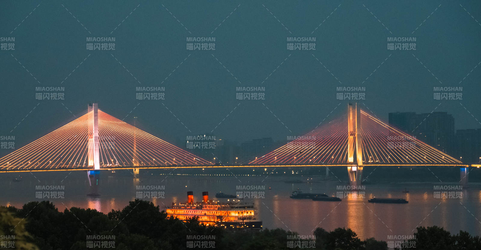 夜景大橋燈火輝煌
