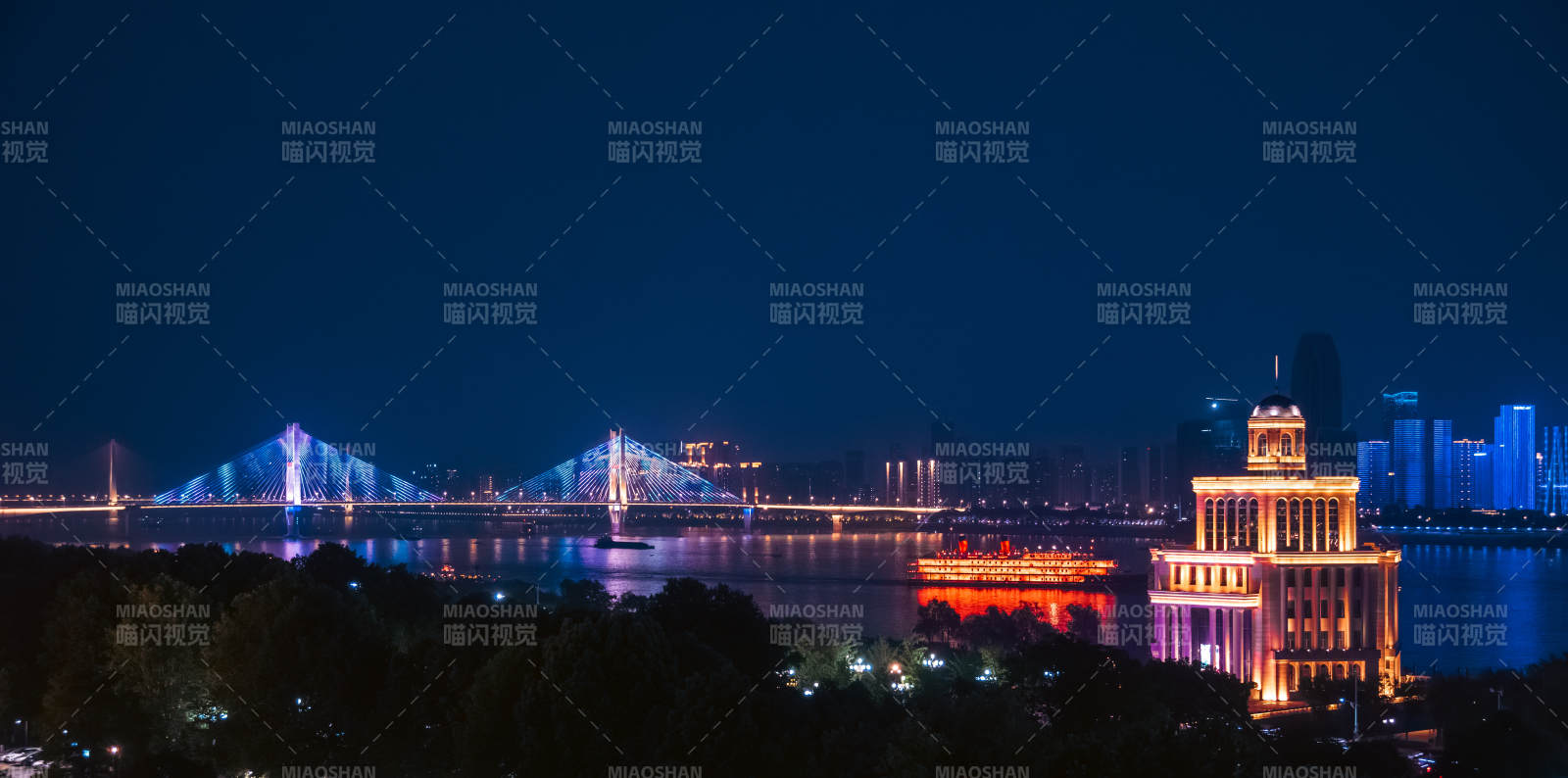 夜景大橋與城市燈火