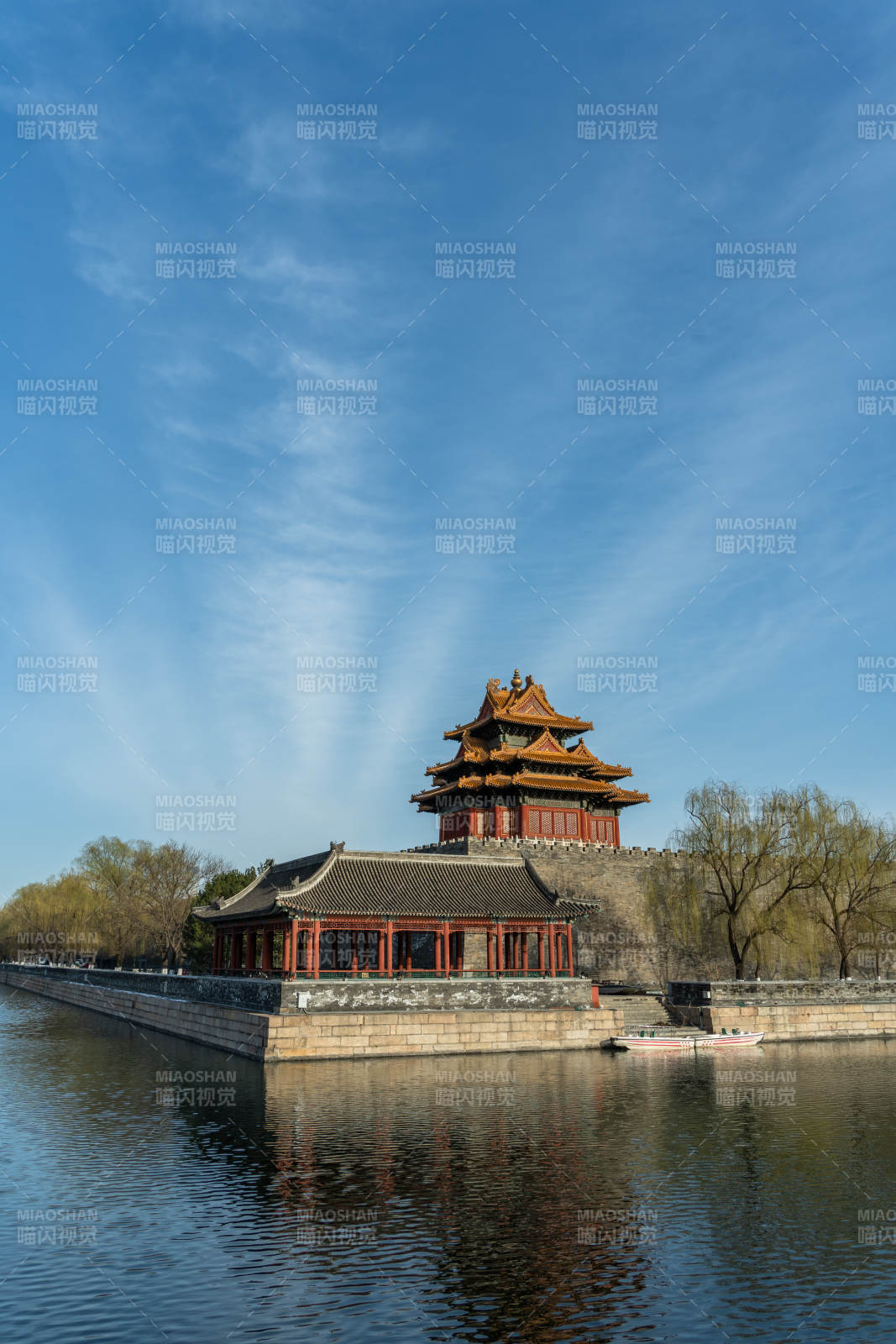 北京故宫角楼映碧水