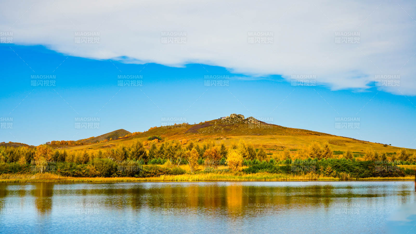 烏蘭布統公主湖湖光山色秋景