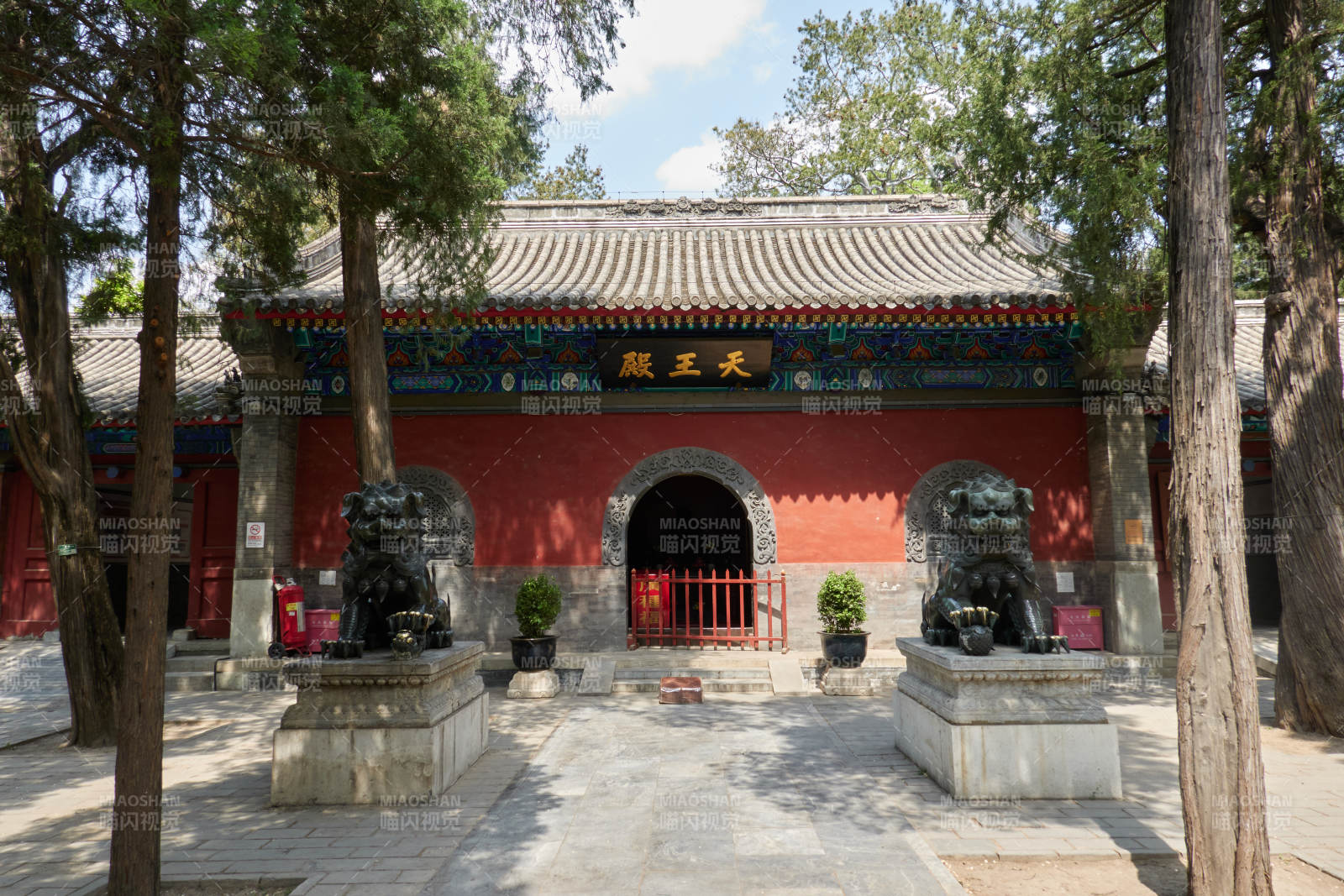 北京法源寺天王殿前石獅守衛