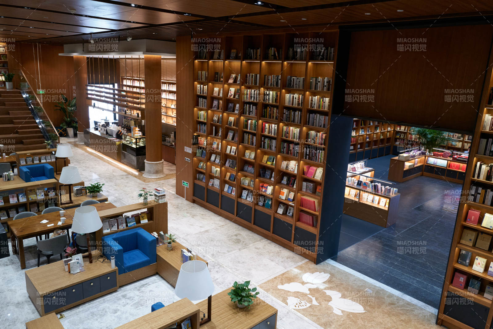 北京某現代書店內部景致