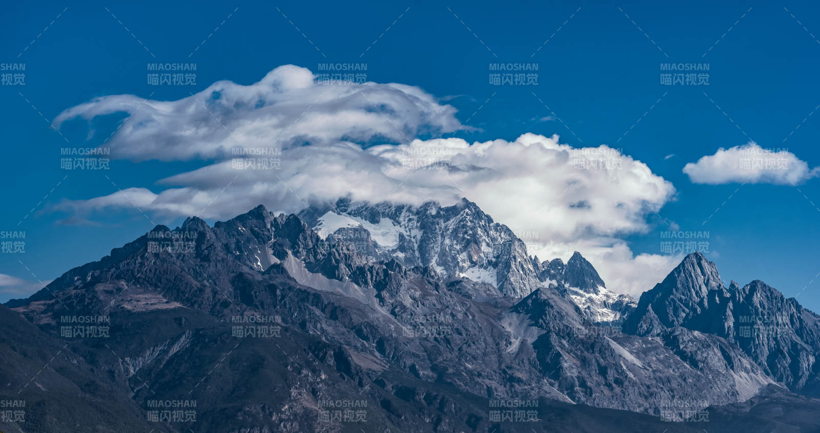 玉龍雪山云海壯麗景色
