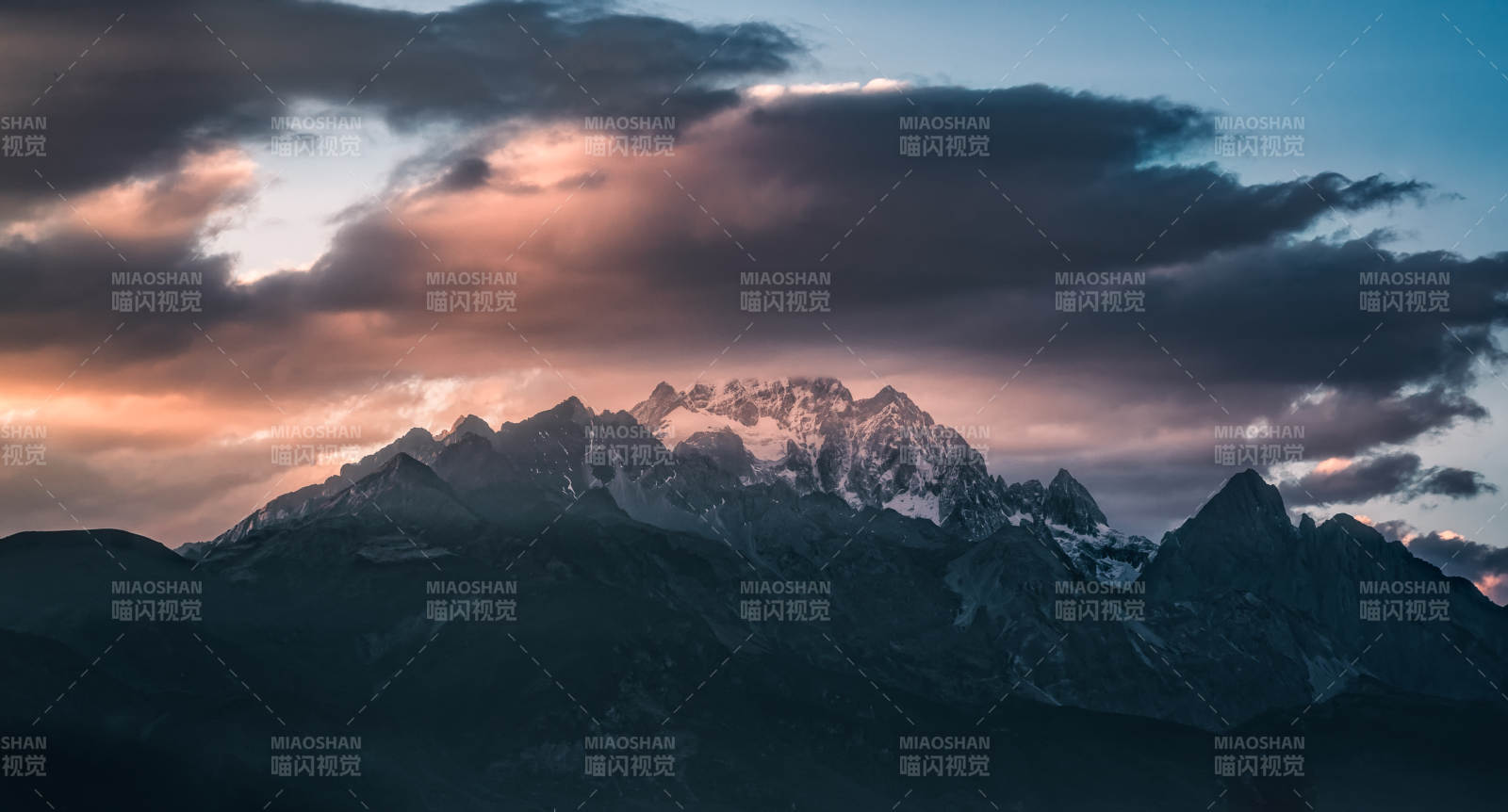 玉龍雪山日落云海