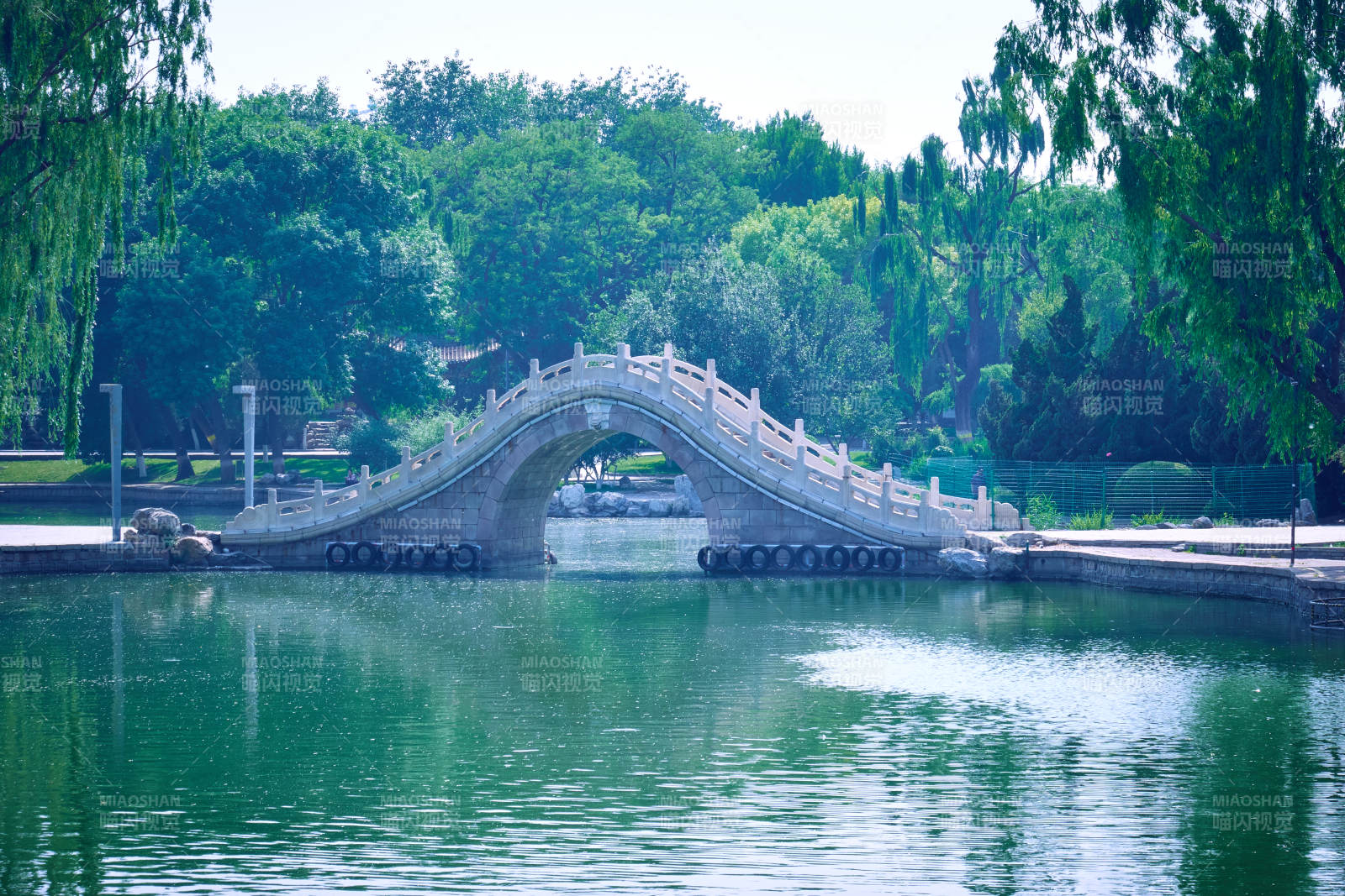北京龍潭湖公園碧水拱橋映綠蔭