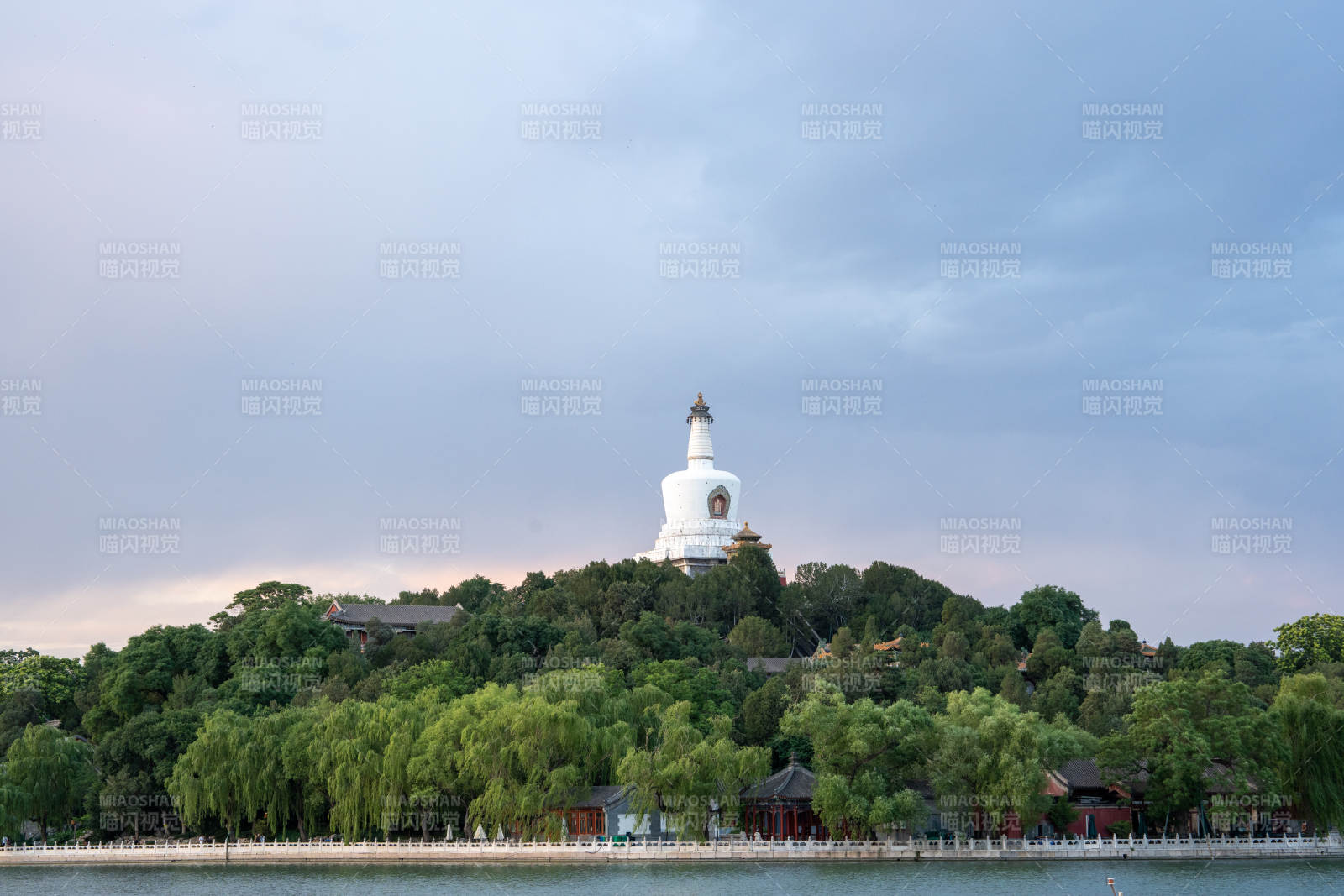北海公園白塔映湖景