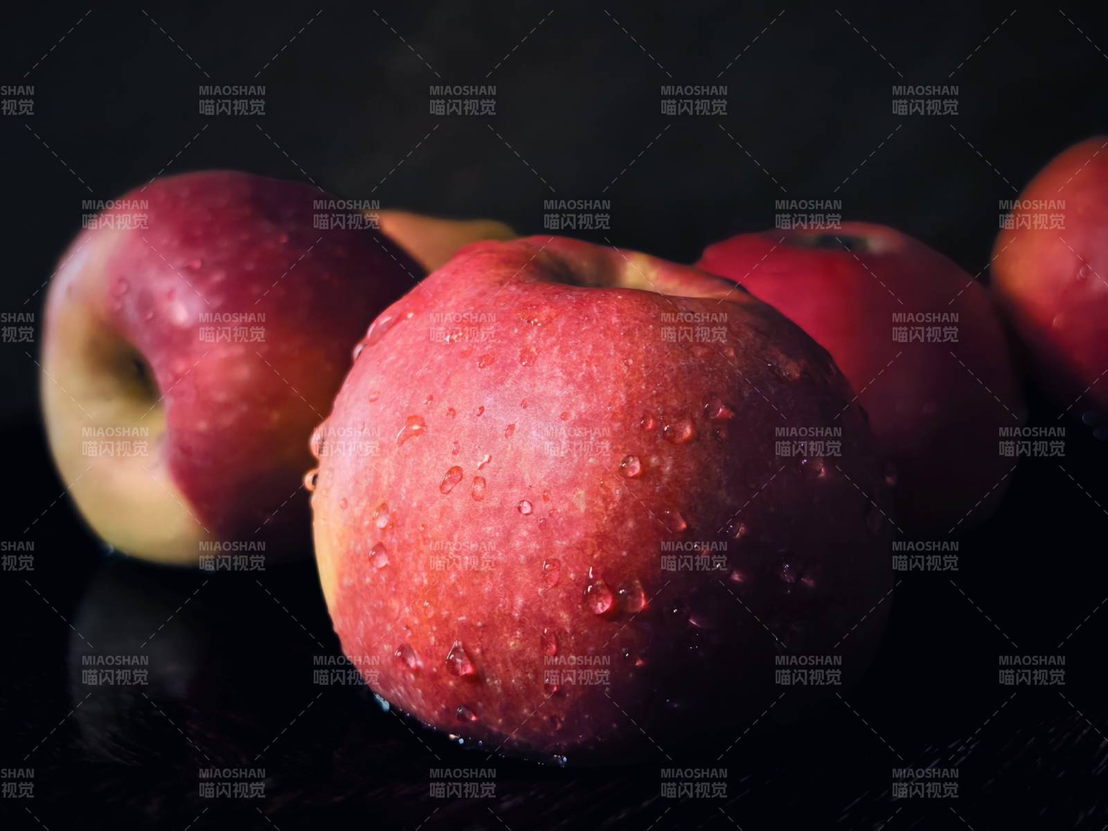 紅潤(rùn)蘋(píng)果晶瑩剔透