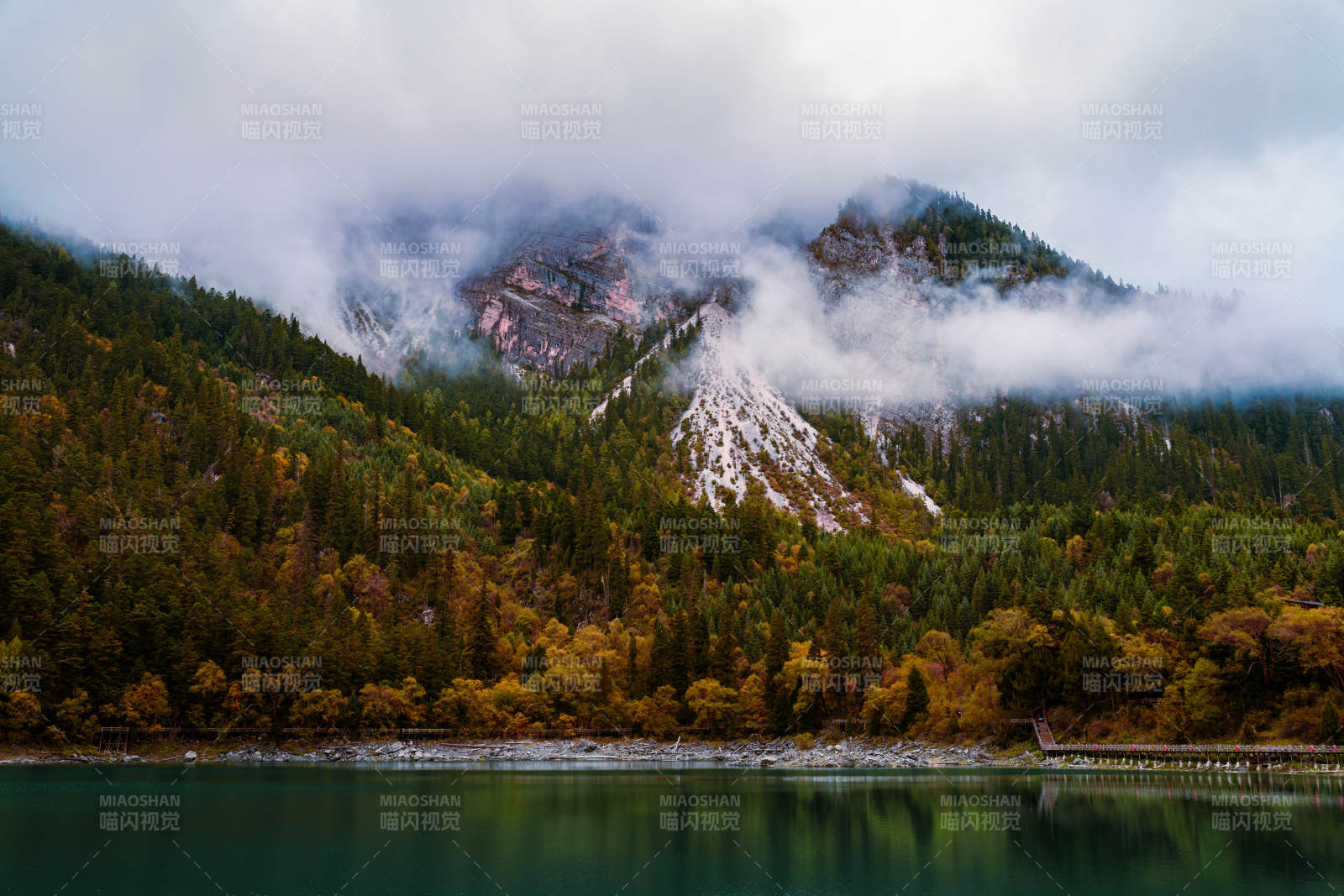 云霧繚繞山湖秋景  九寨溝