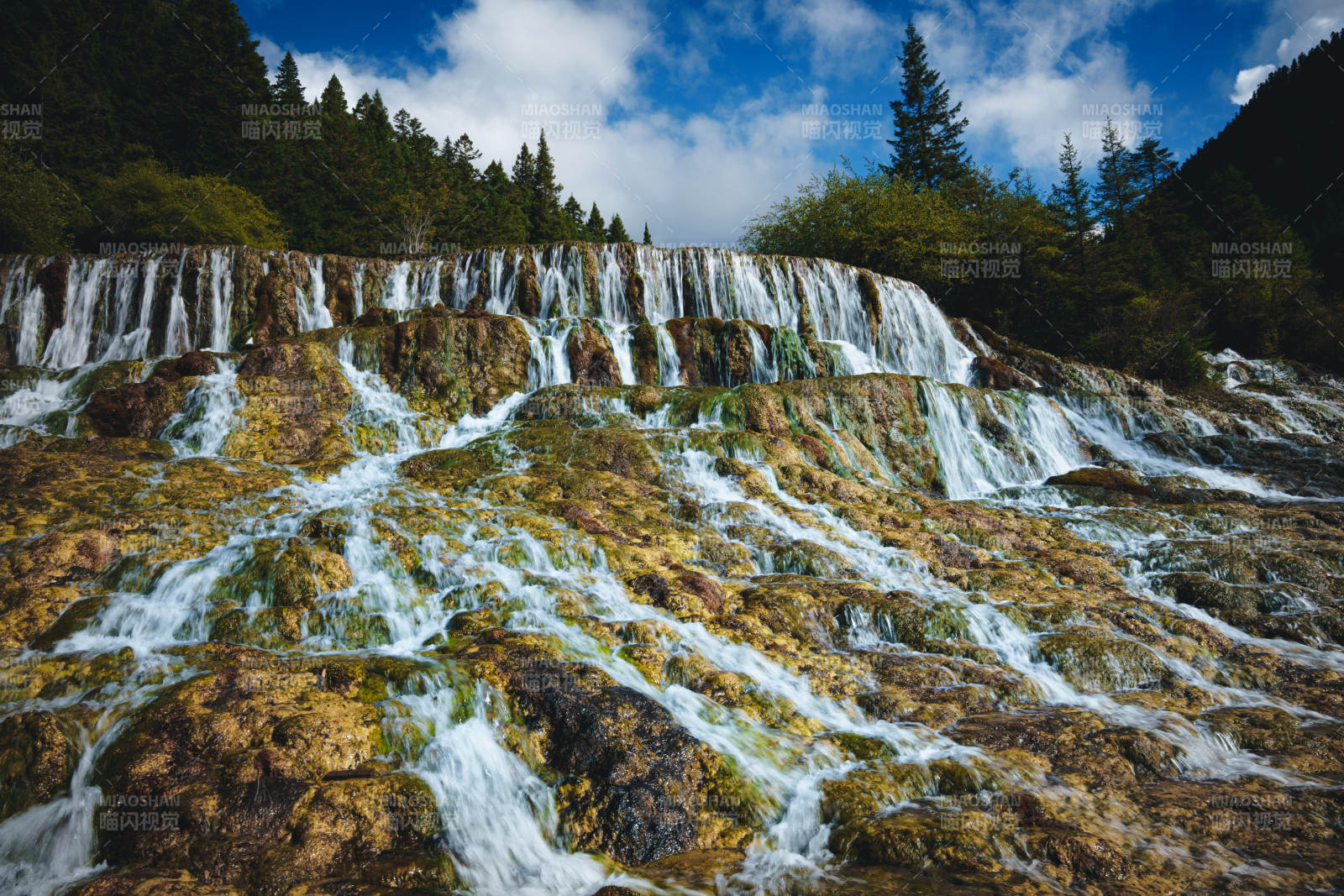 黃龍景區(qū)層疊瀑布美景