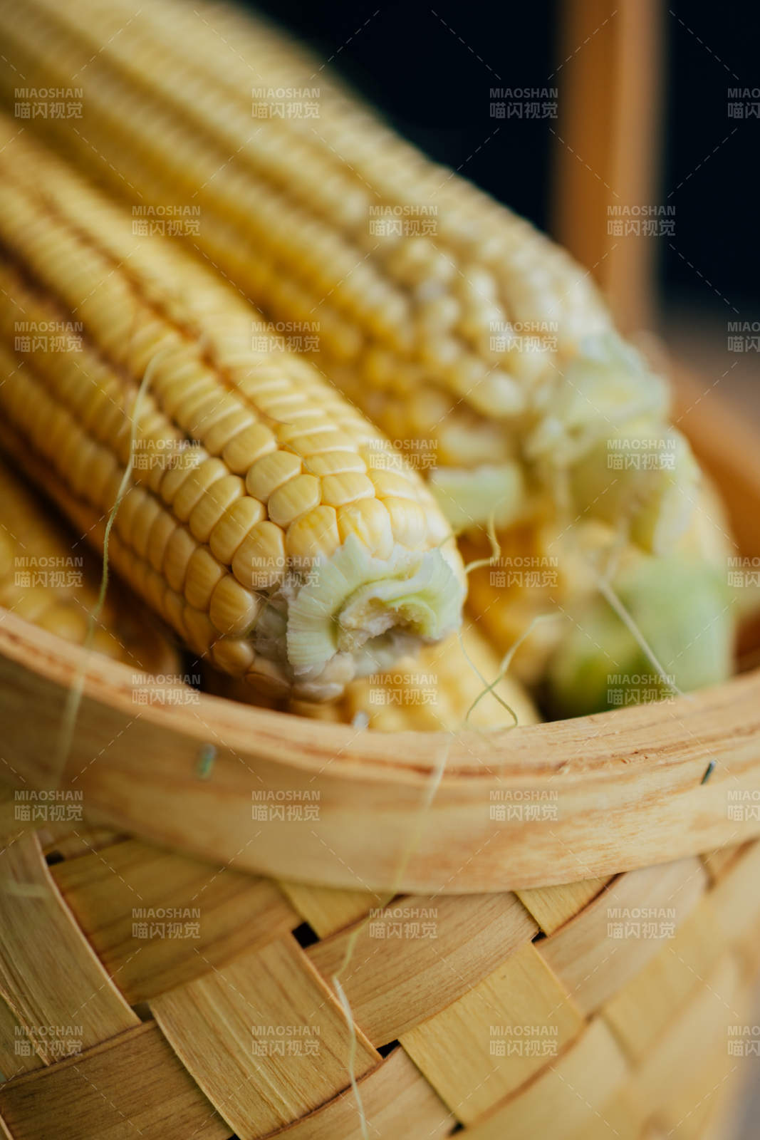 新鮮玉米籃中盛