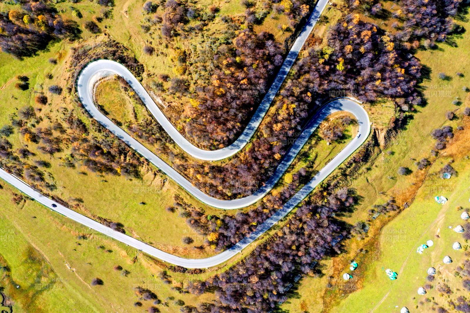 蜿蜒山路秋色美