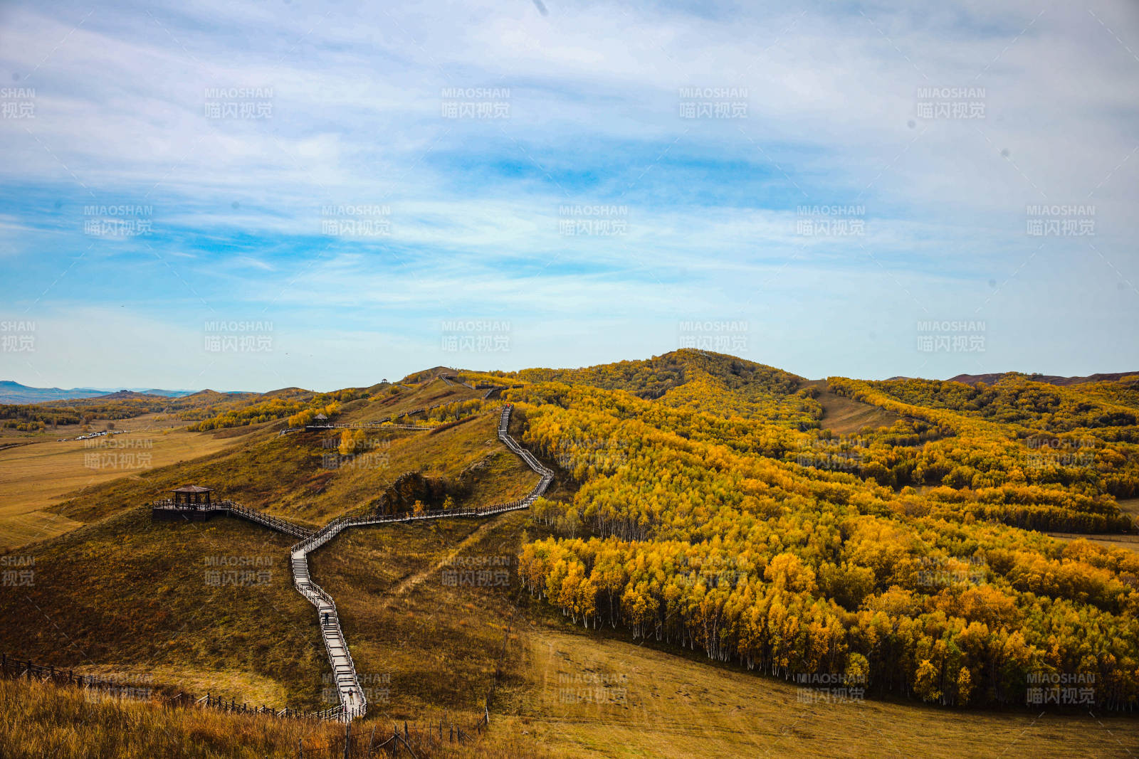 烏蘭布統(tǒng)草原秋山木棧道