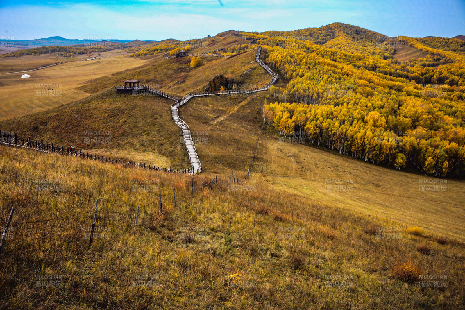 烏蘭布統(tǒng)秋日山野棧道