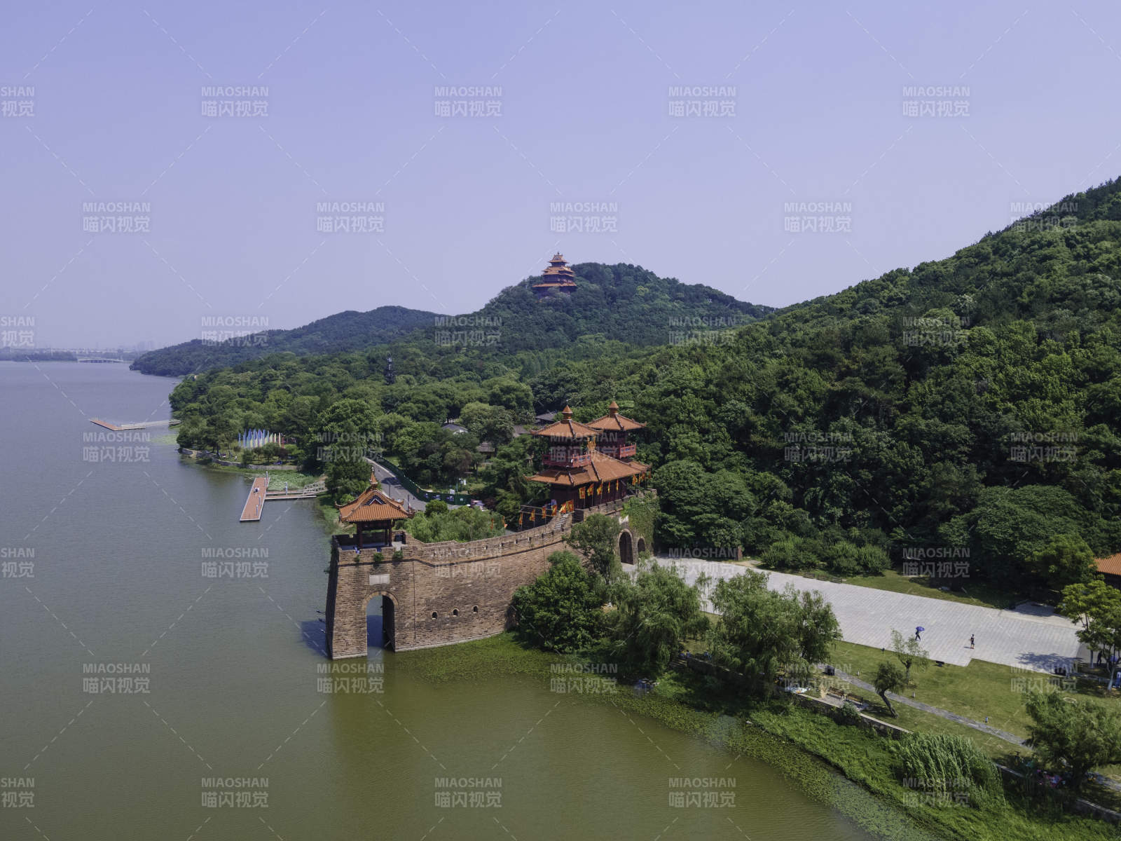 湖畔古塔風光