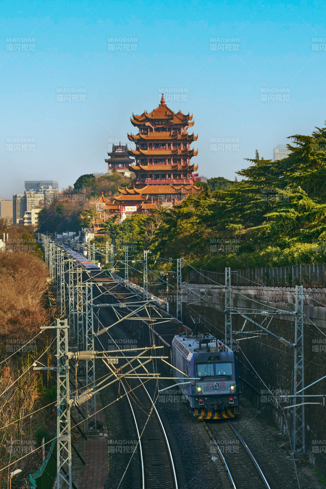 黃鶴樓前火車行