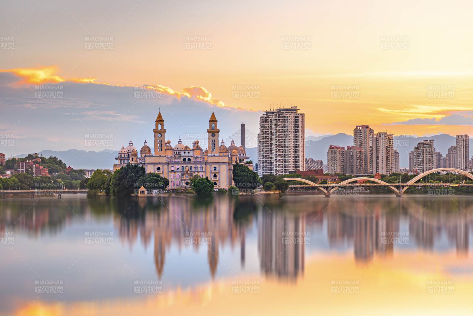 夕陽下的福州中洲島