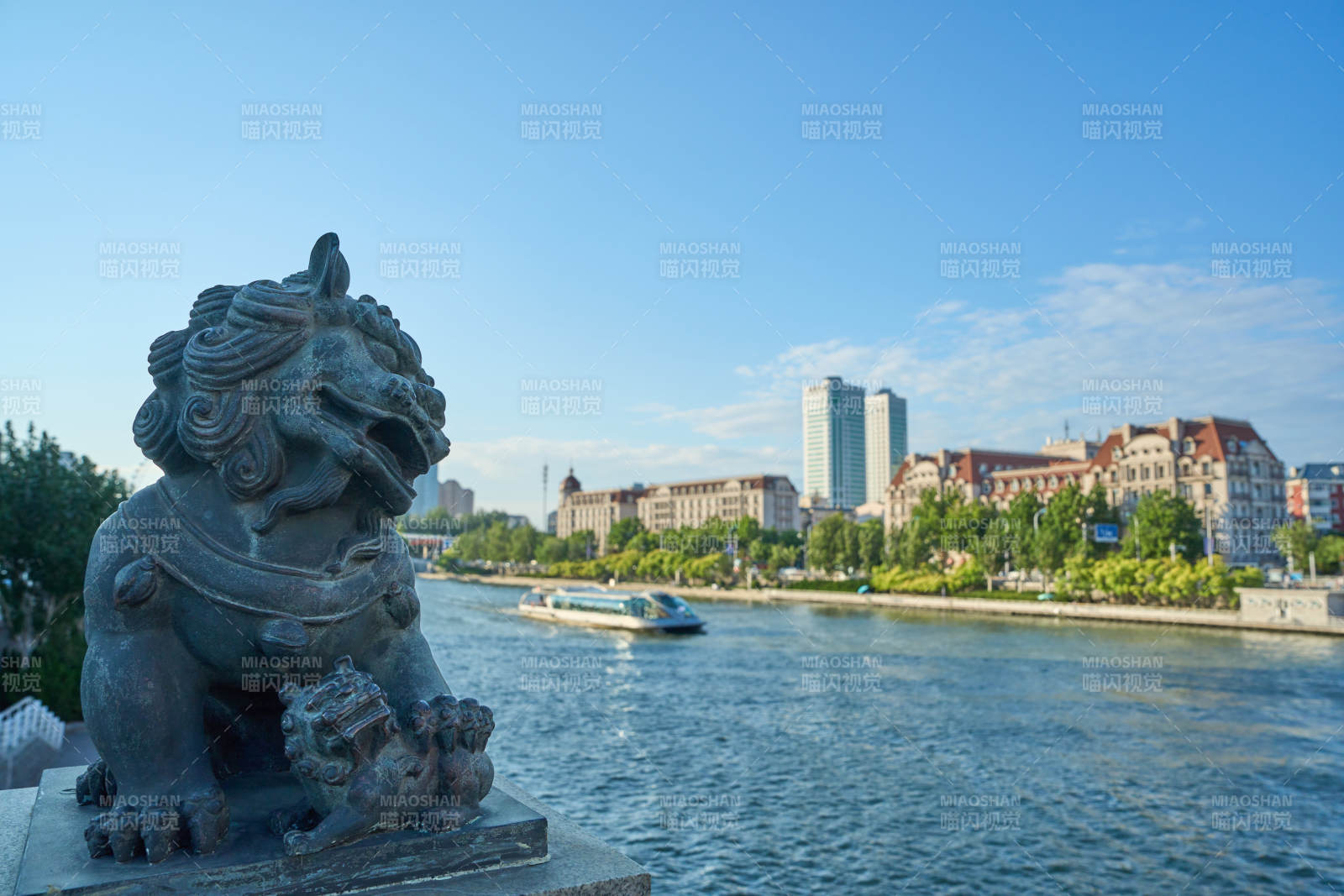 天津海河獅像守河畔城景