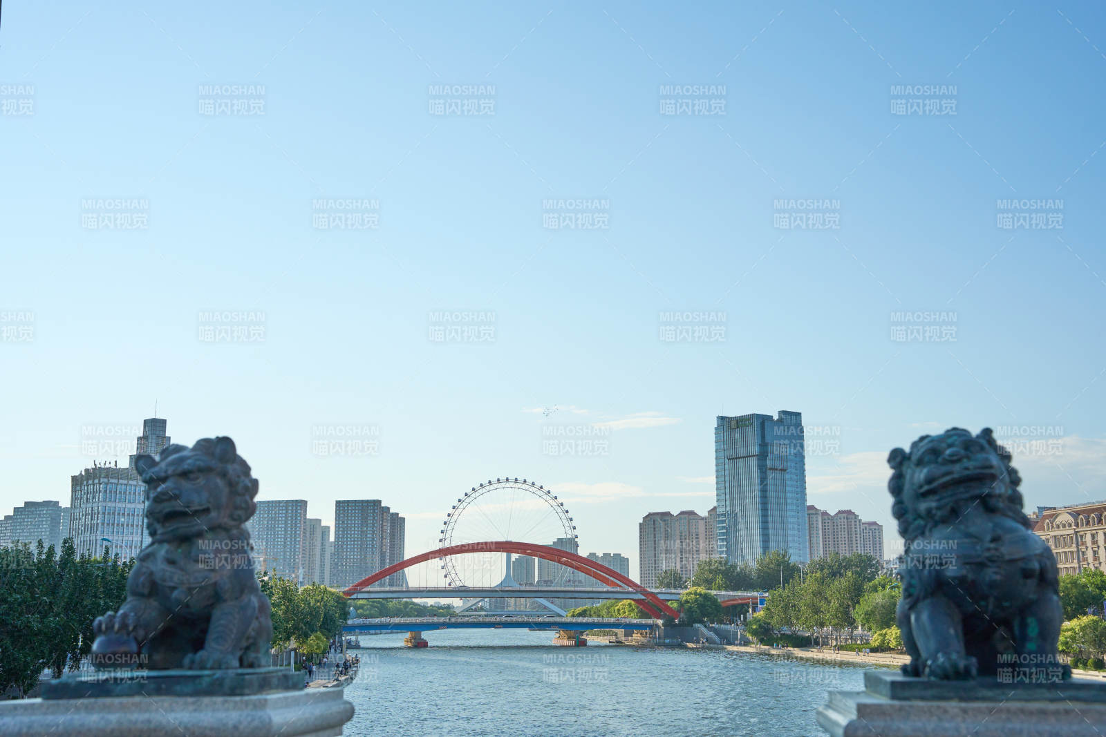 天津海河城市河畔石獅對望