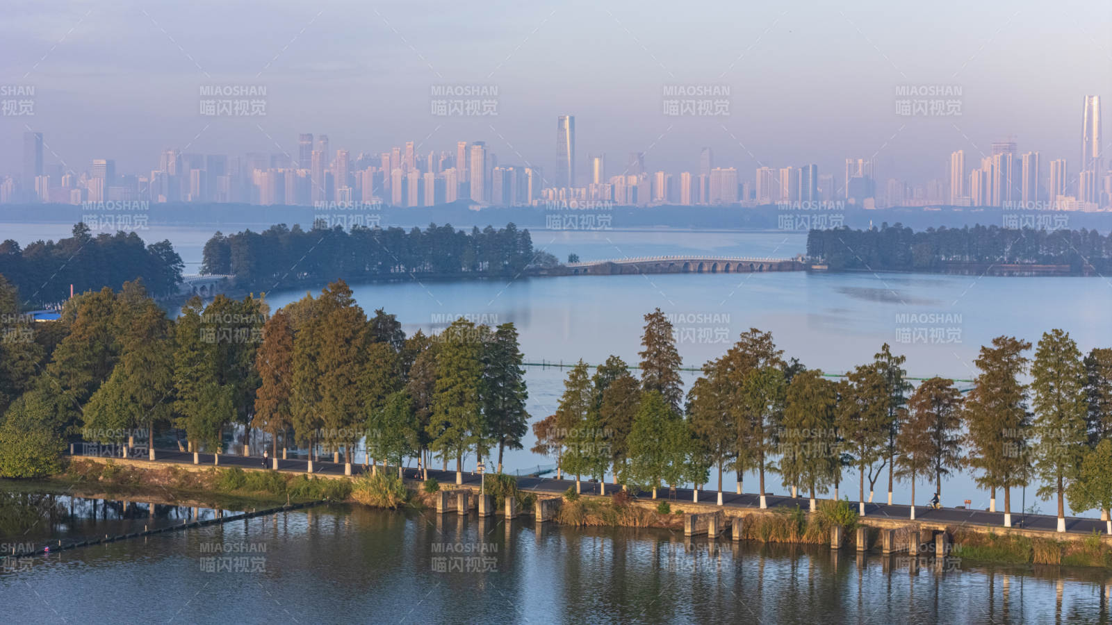 東湖磨山湖畔城市風光