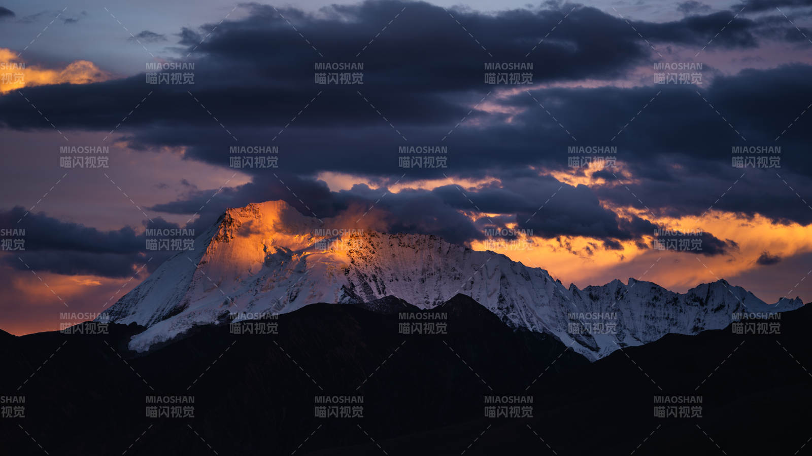 雪山日落云海