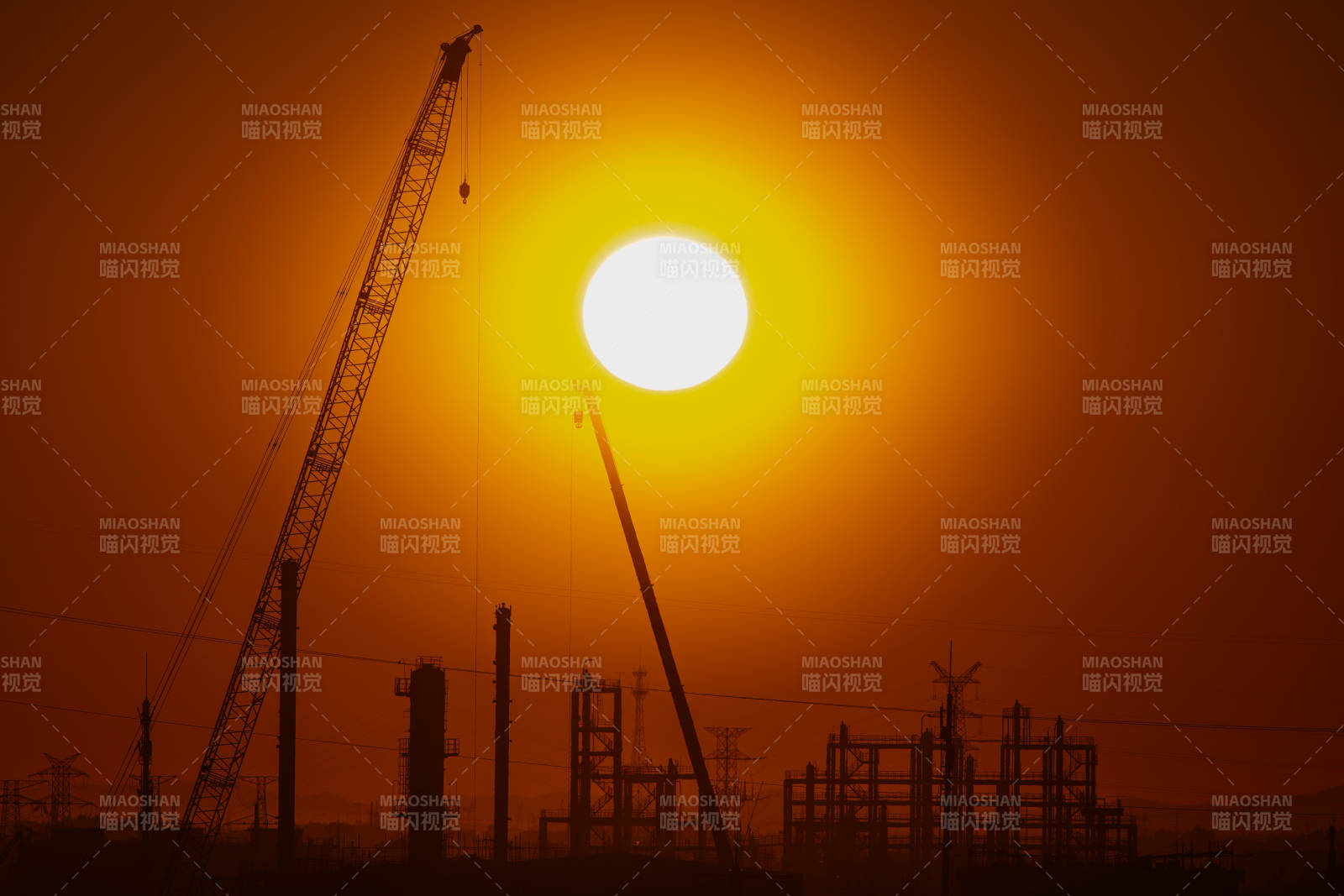 夕陽下的工地剪影