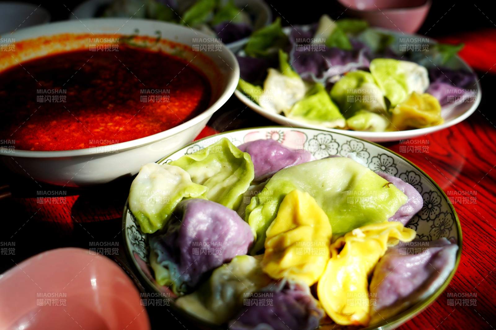 彩色餃子配蘸醬