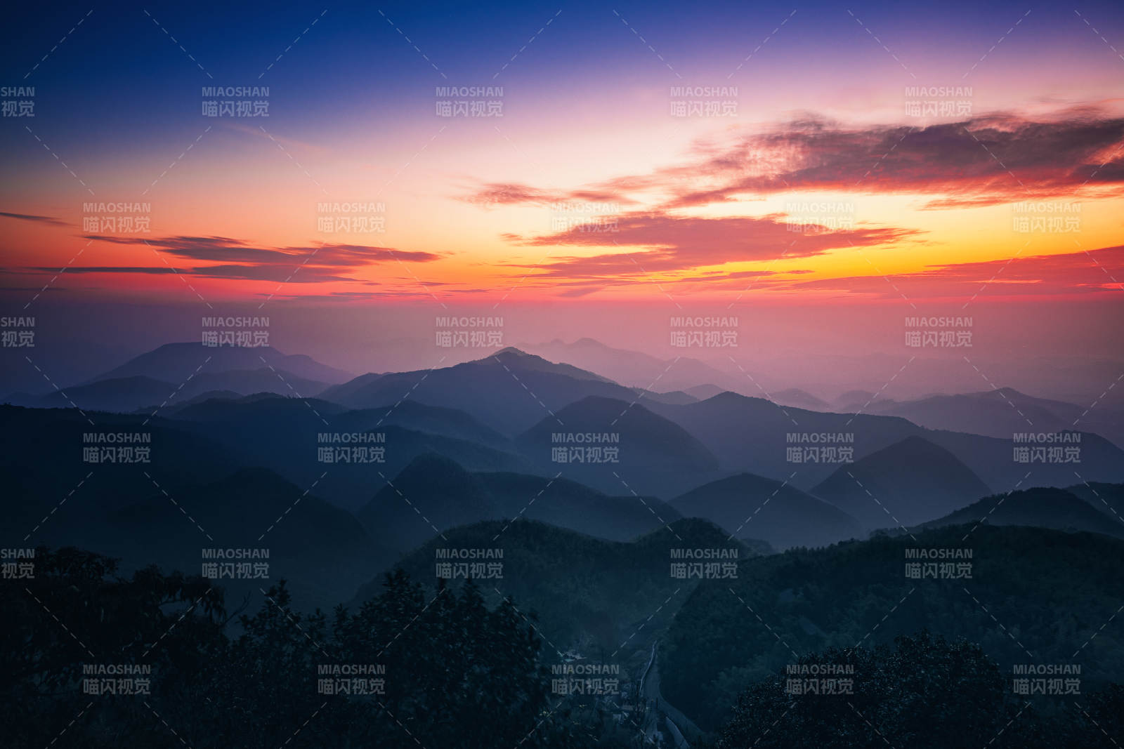 山巒日出美景