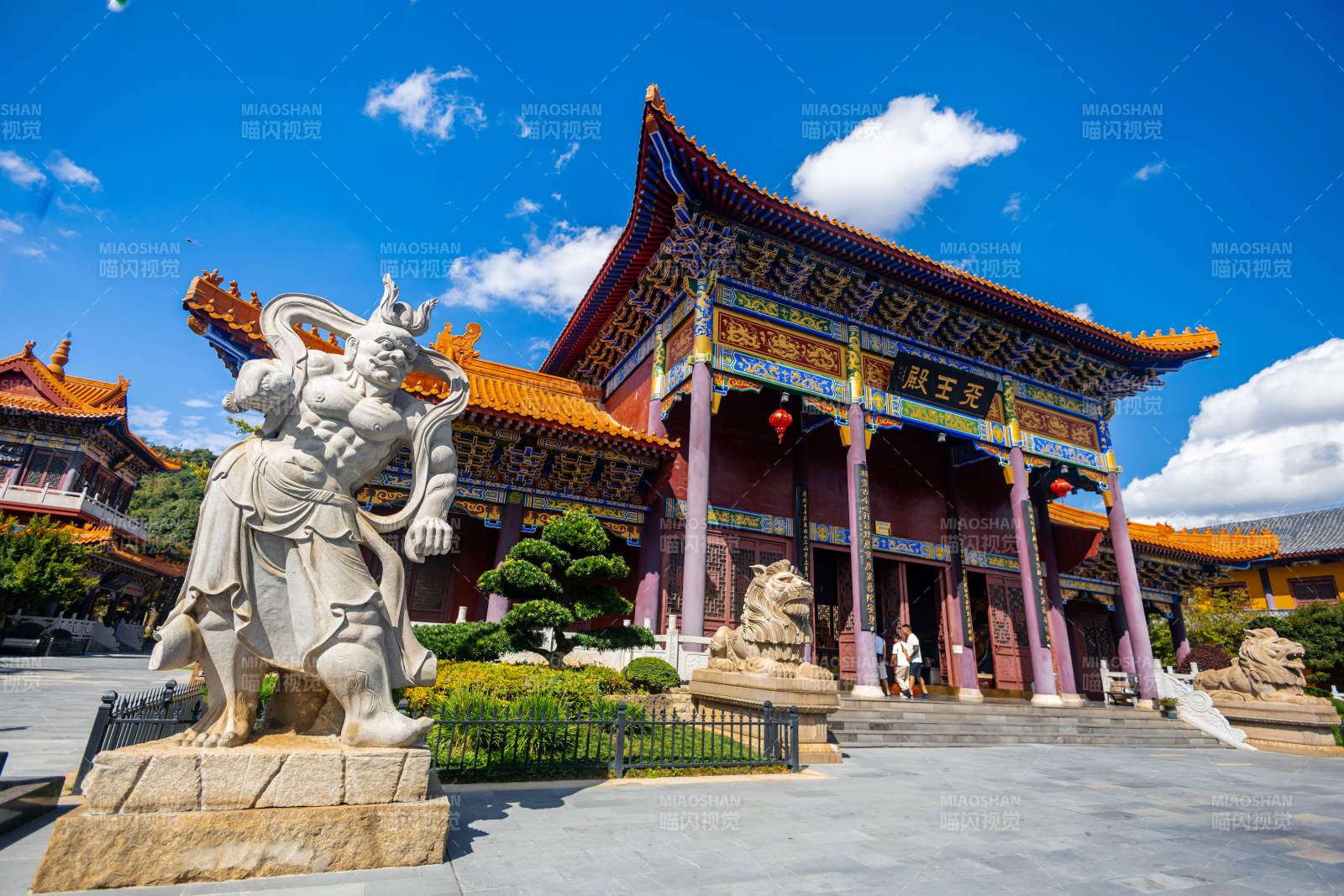 貴陽西普陀寺 古寺門前石像威嚴