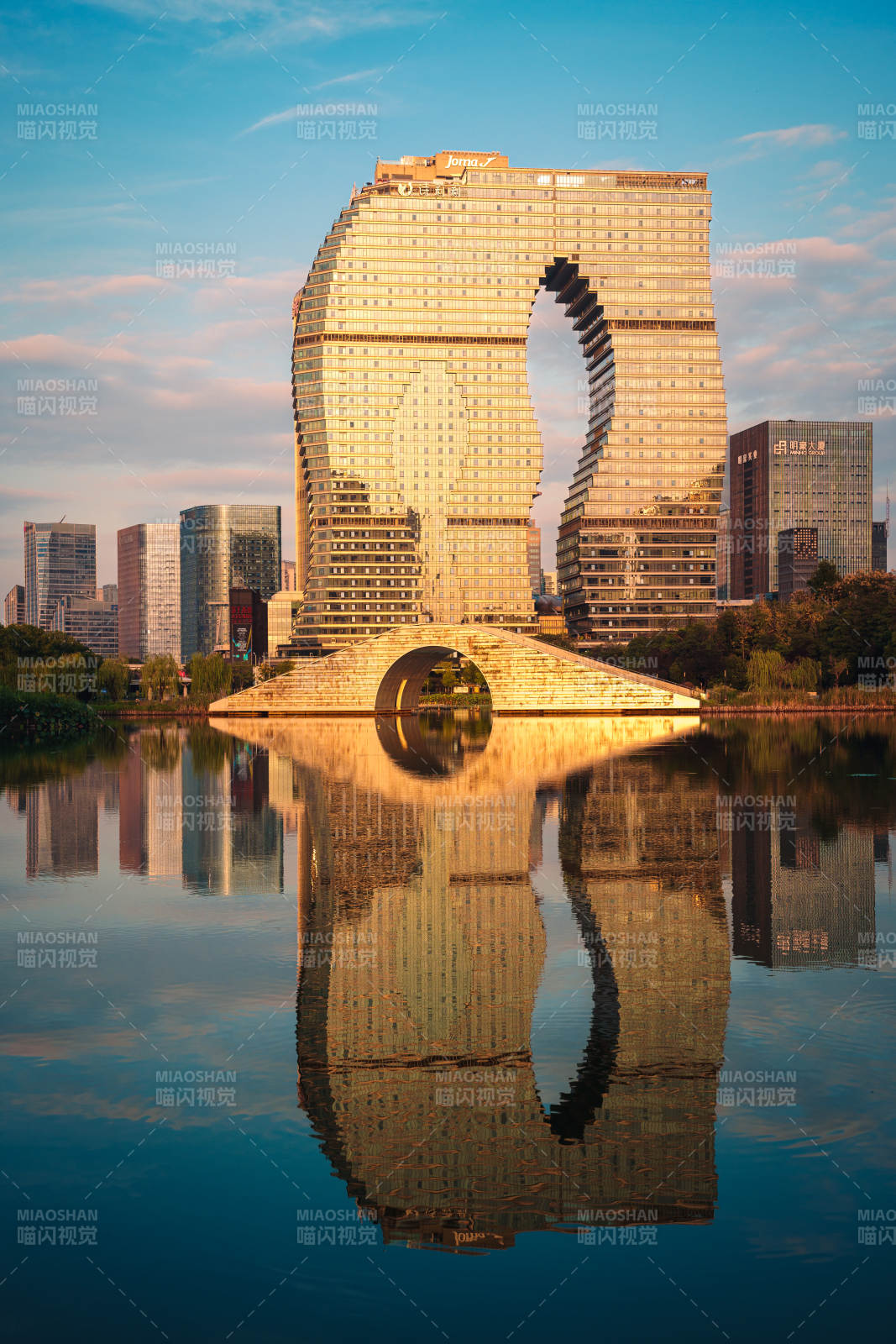 杭州印現(xiàn)代建筑倒影