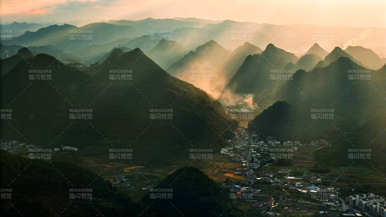 山間晨曦小鎮(zhèn)