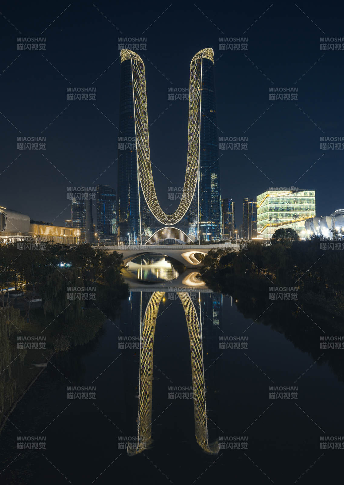 夜幕下的雙塔奇景杭州之門