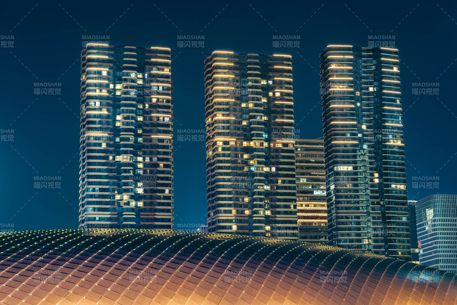 杭州奧體中心游泳館夜幕下的城市高樓