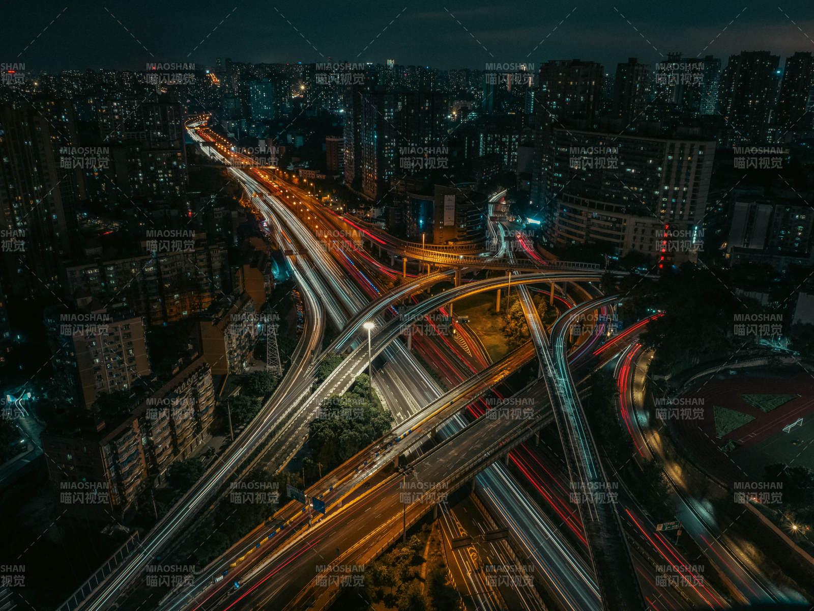 夜幕下的城市立交橋