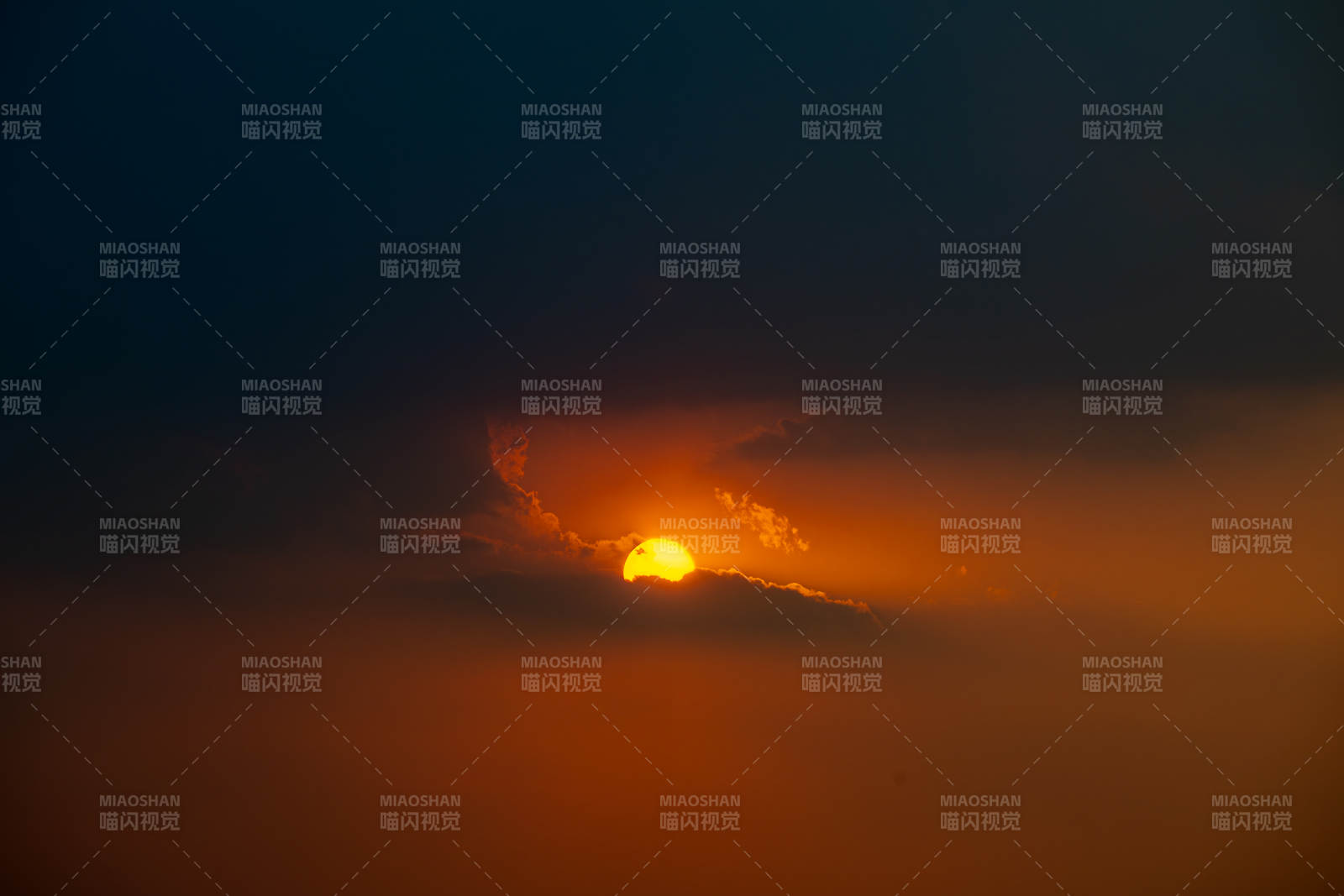 夕陽破云