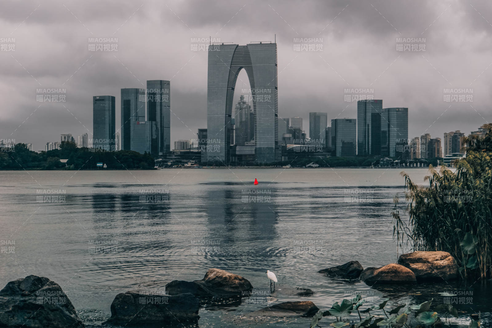 蘇州城市天際線(xiàn)與湖景