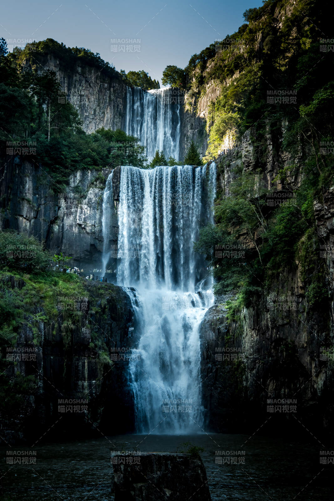 壯麗瀑布垂落山崖溫州百丈漈