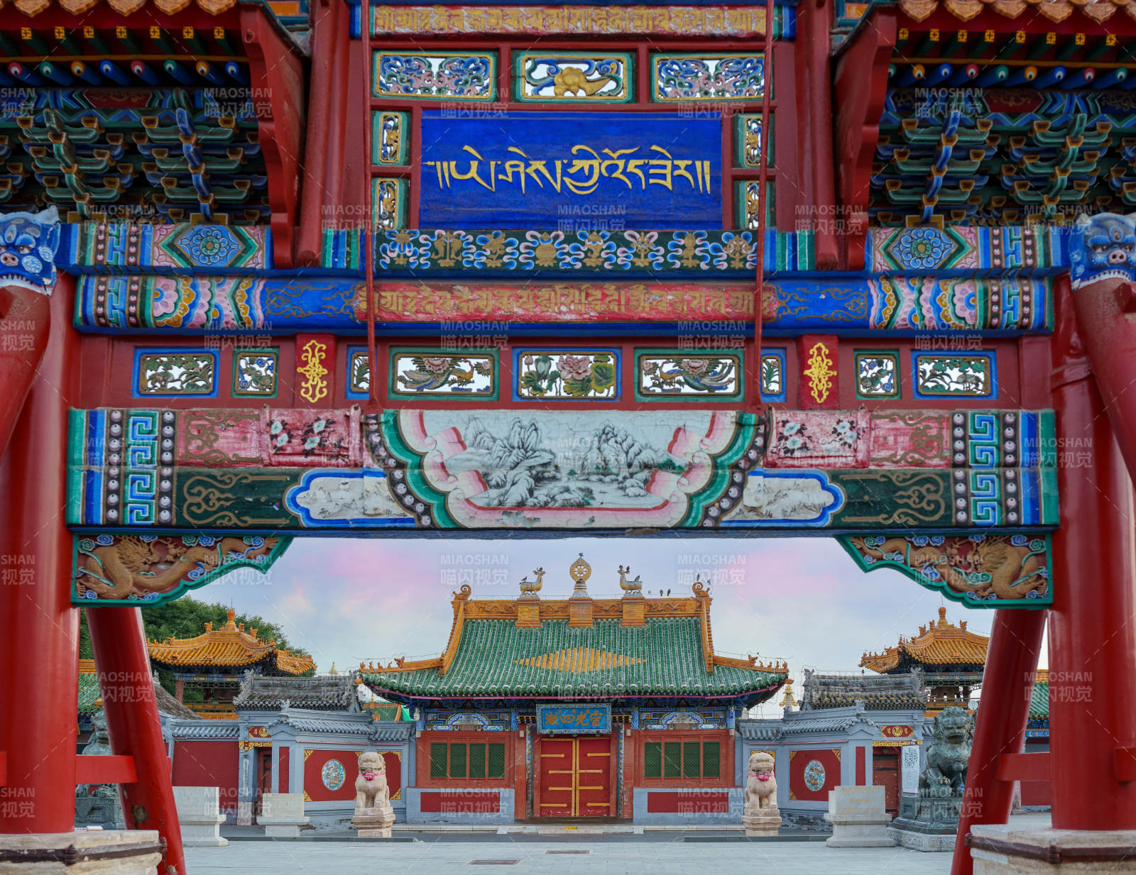 呼和浩特市席力圖召正門牌坊風光