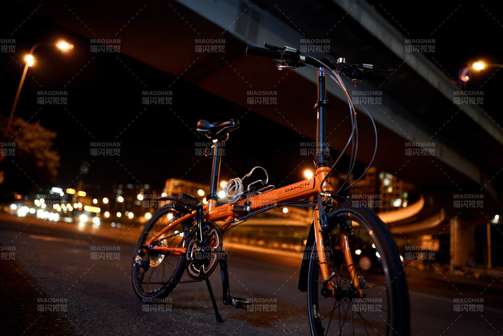 夜橋下的橙色單車