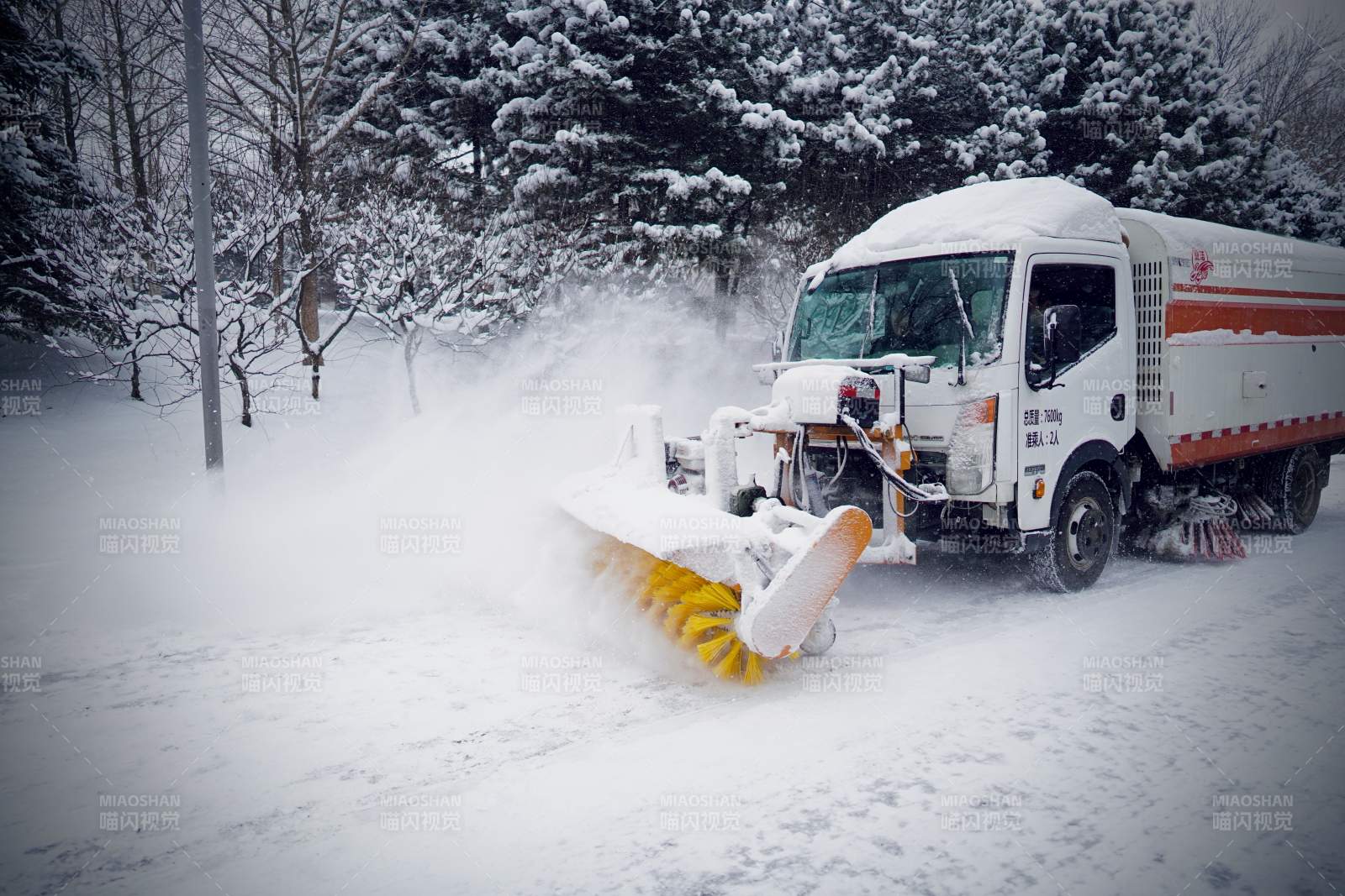 雪地清雪車作業(yè)