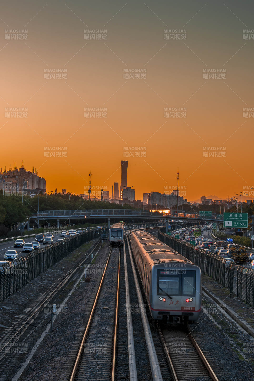 夕陽下的北京城市列車