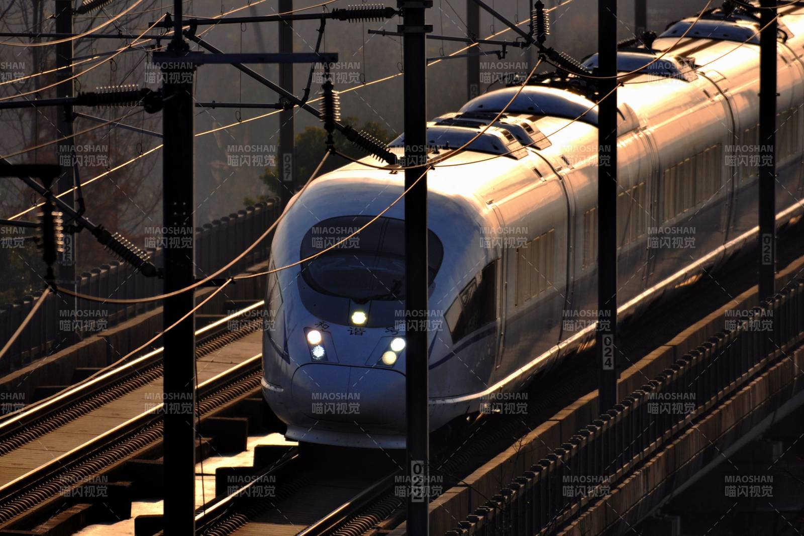 高速列車疾馳而過